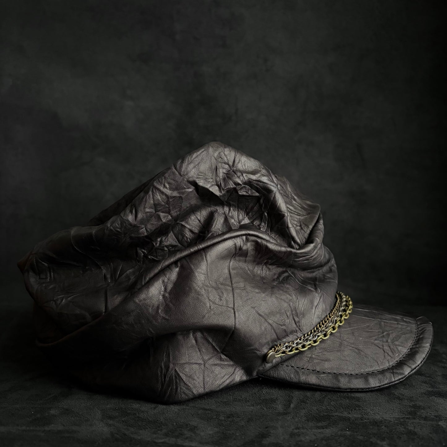 Wrinkle hide chain turn cap
