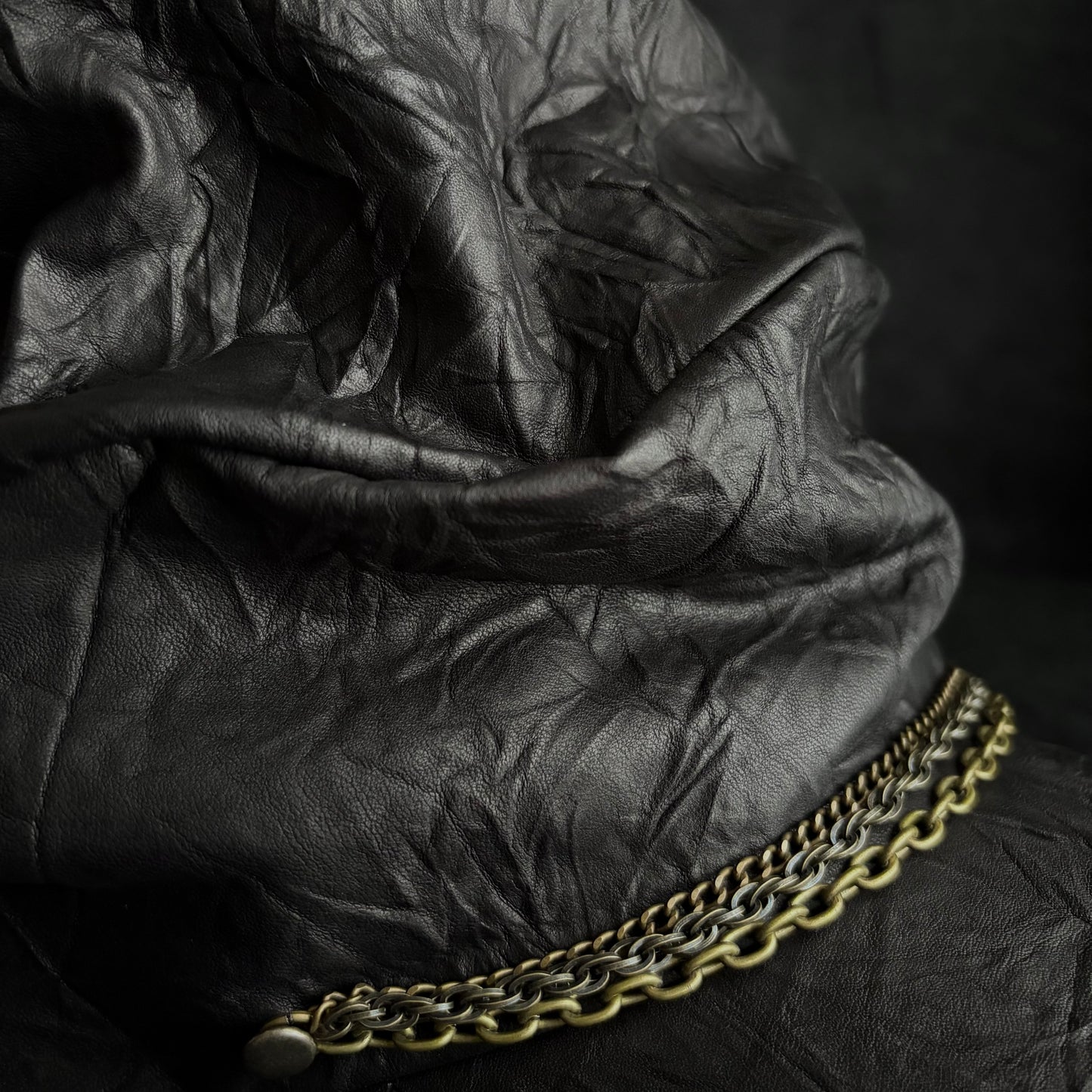 Wrinkle hide chain turn cap