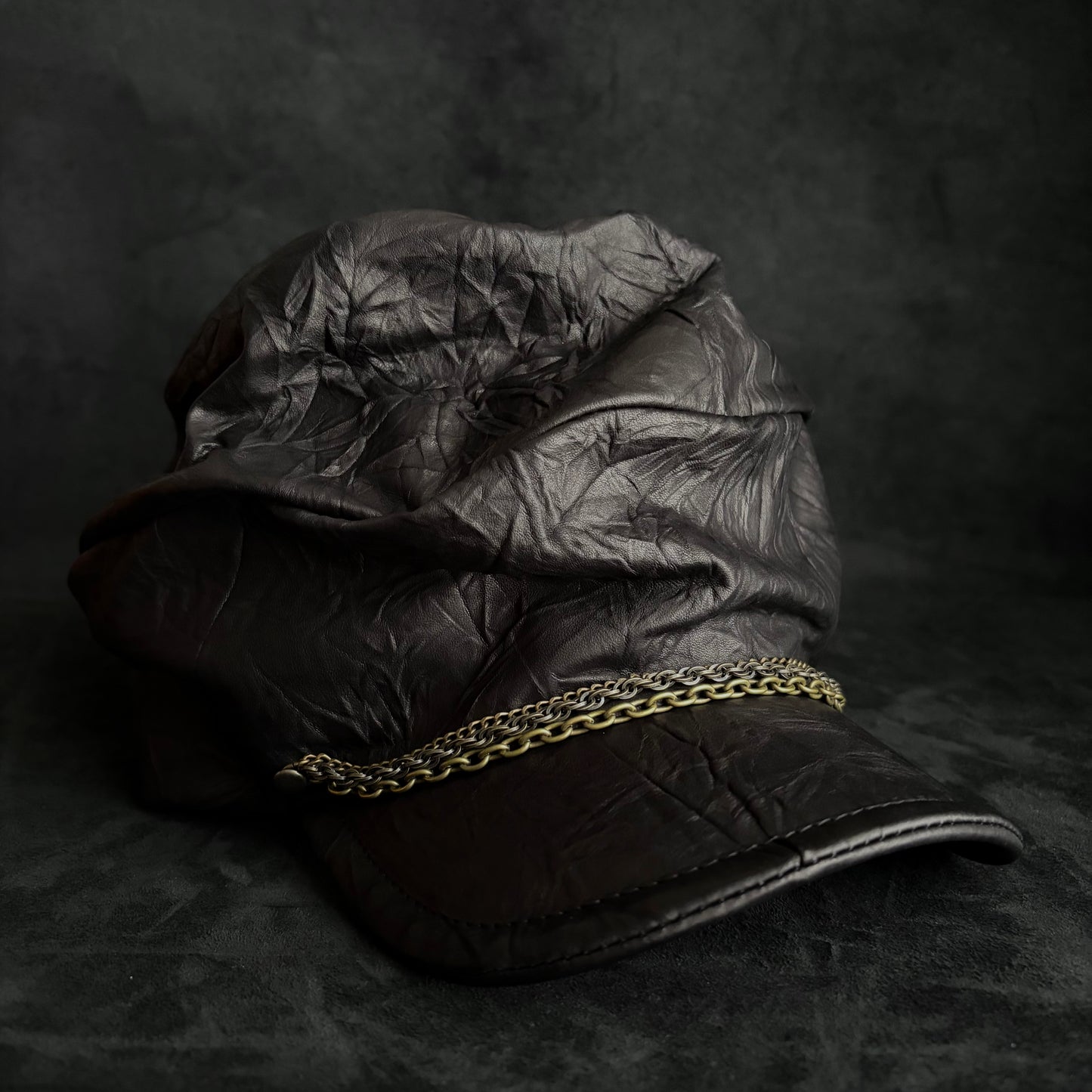 Wrinkle hide chain turn cap