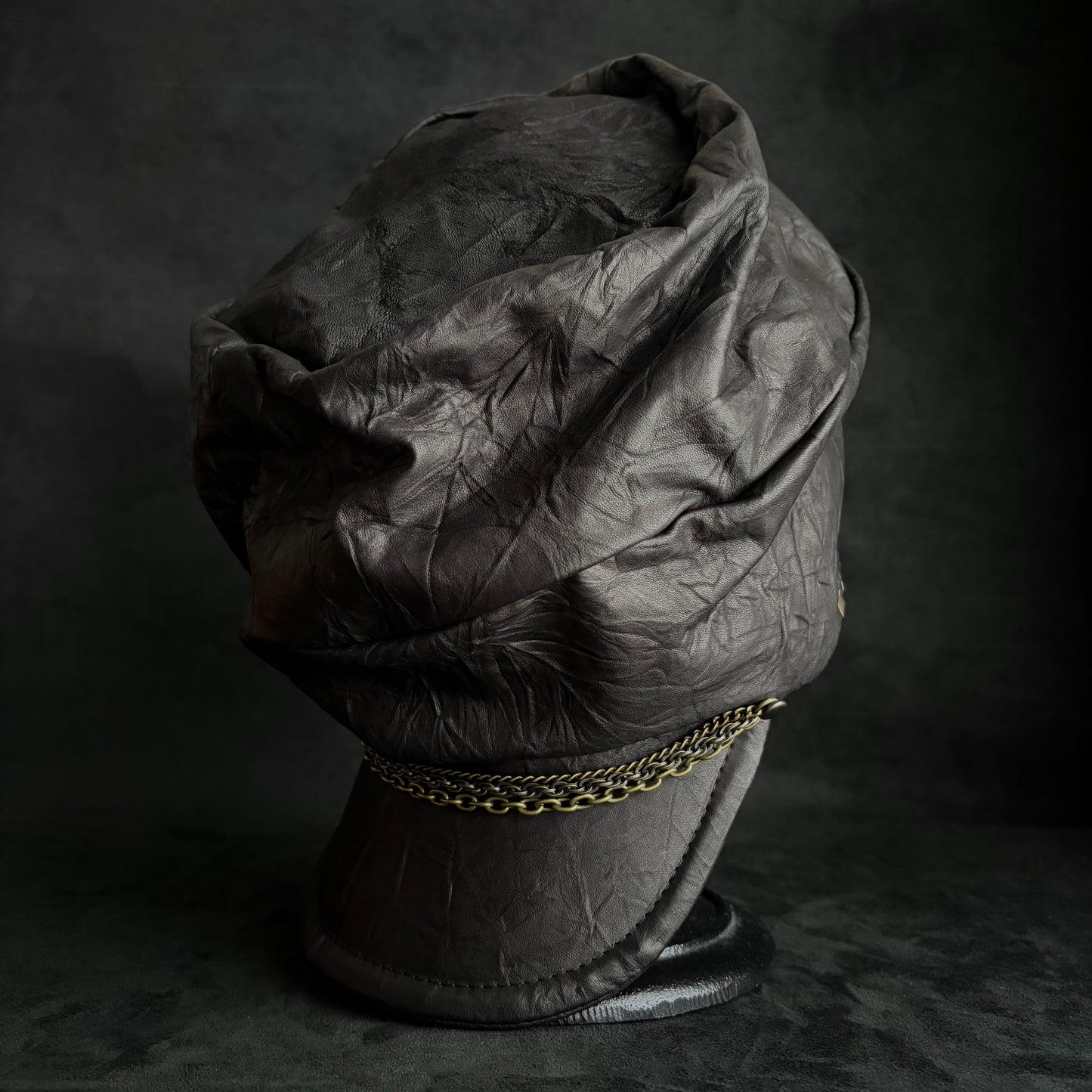 Wrinkle hide chain turn cap