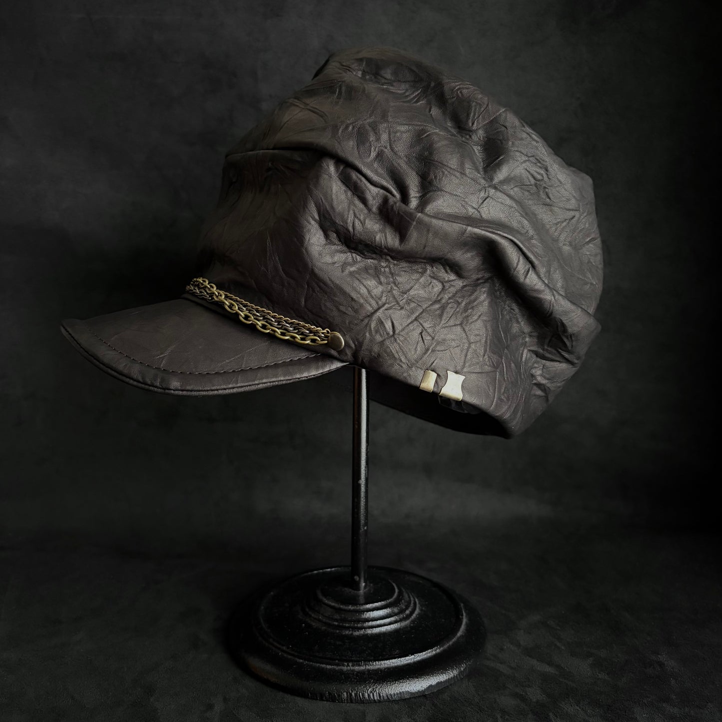 Wrinkle hide chain turn cap