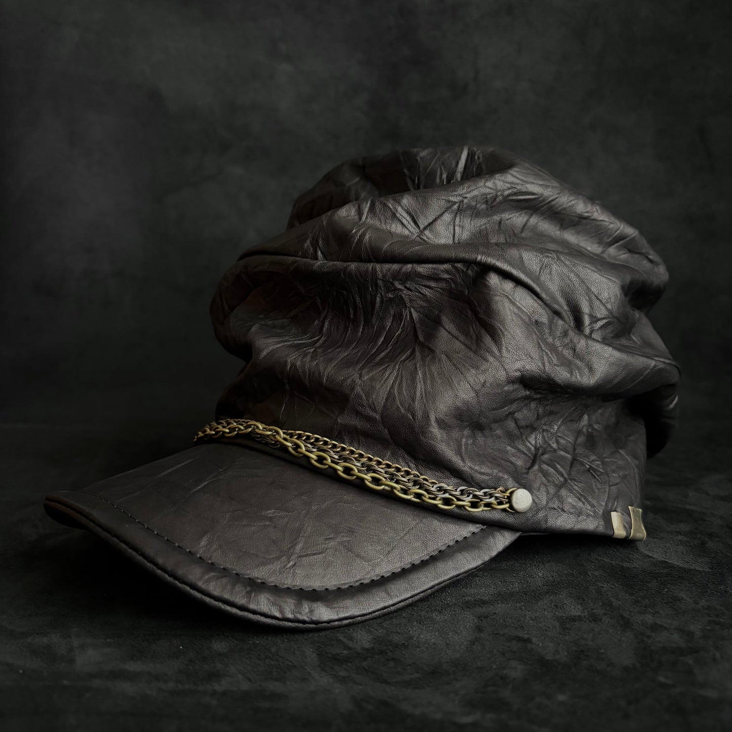 Wrinkle hide chain turn cap