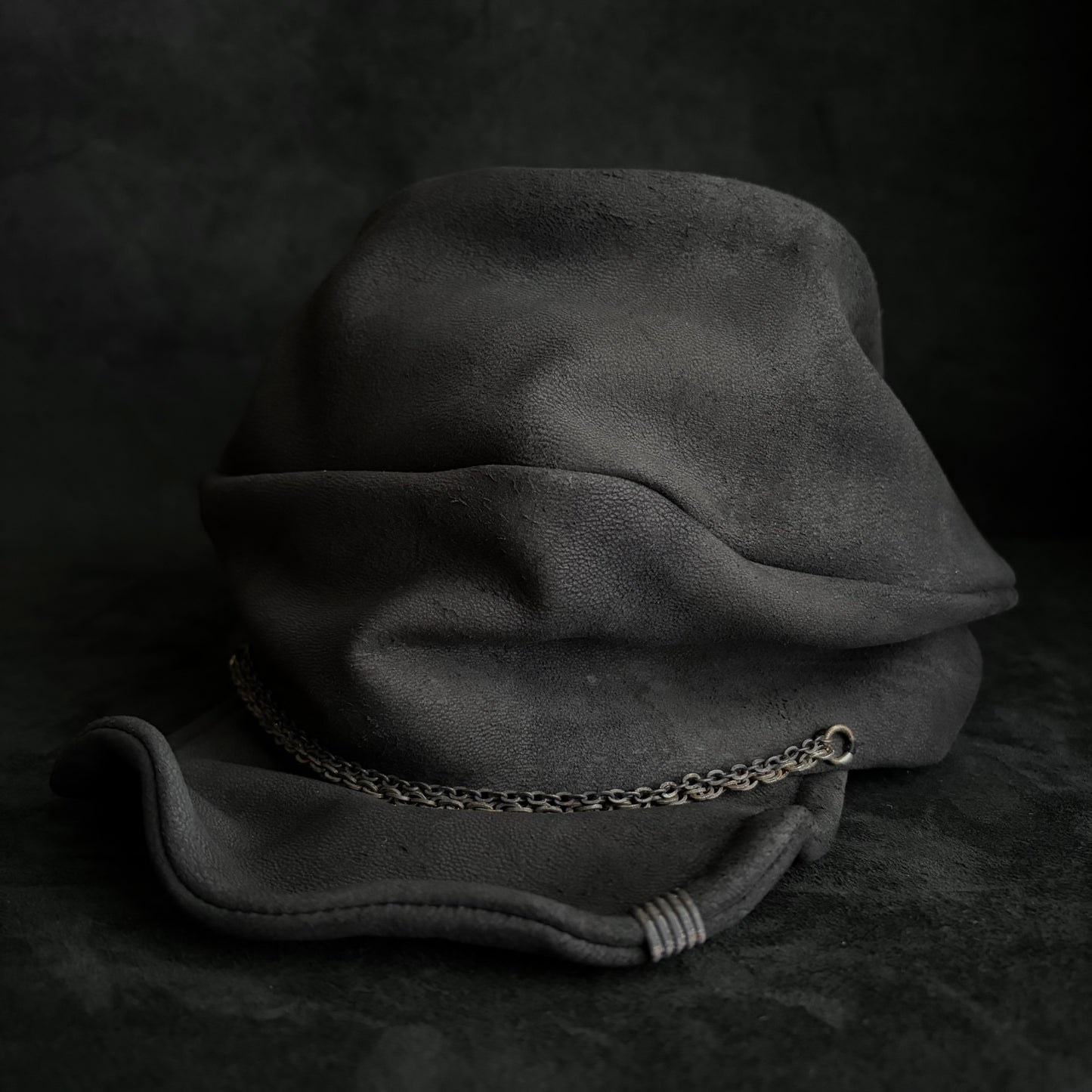 Calm leather rusty turn cap