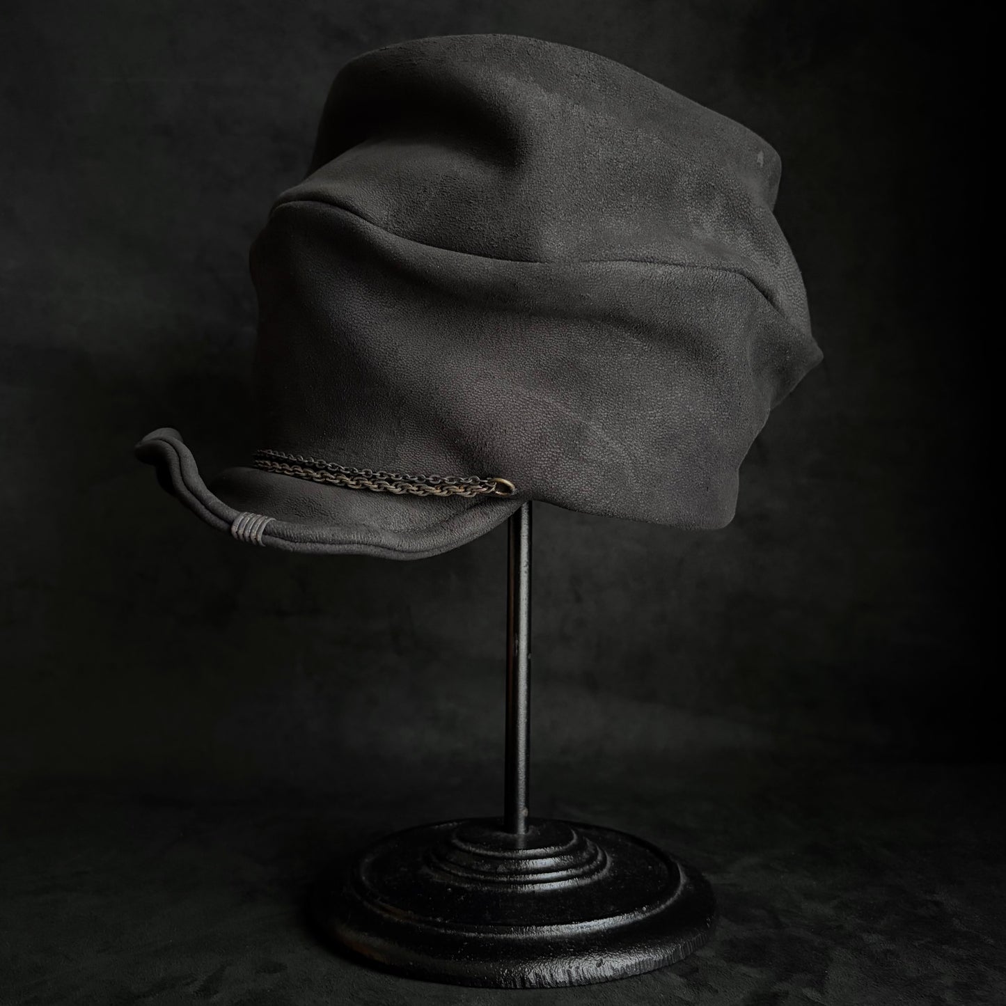 Calm leather rusty turn cap