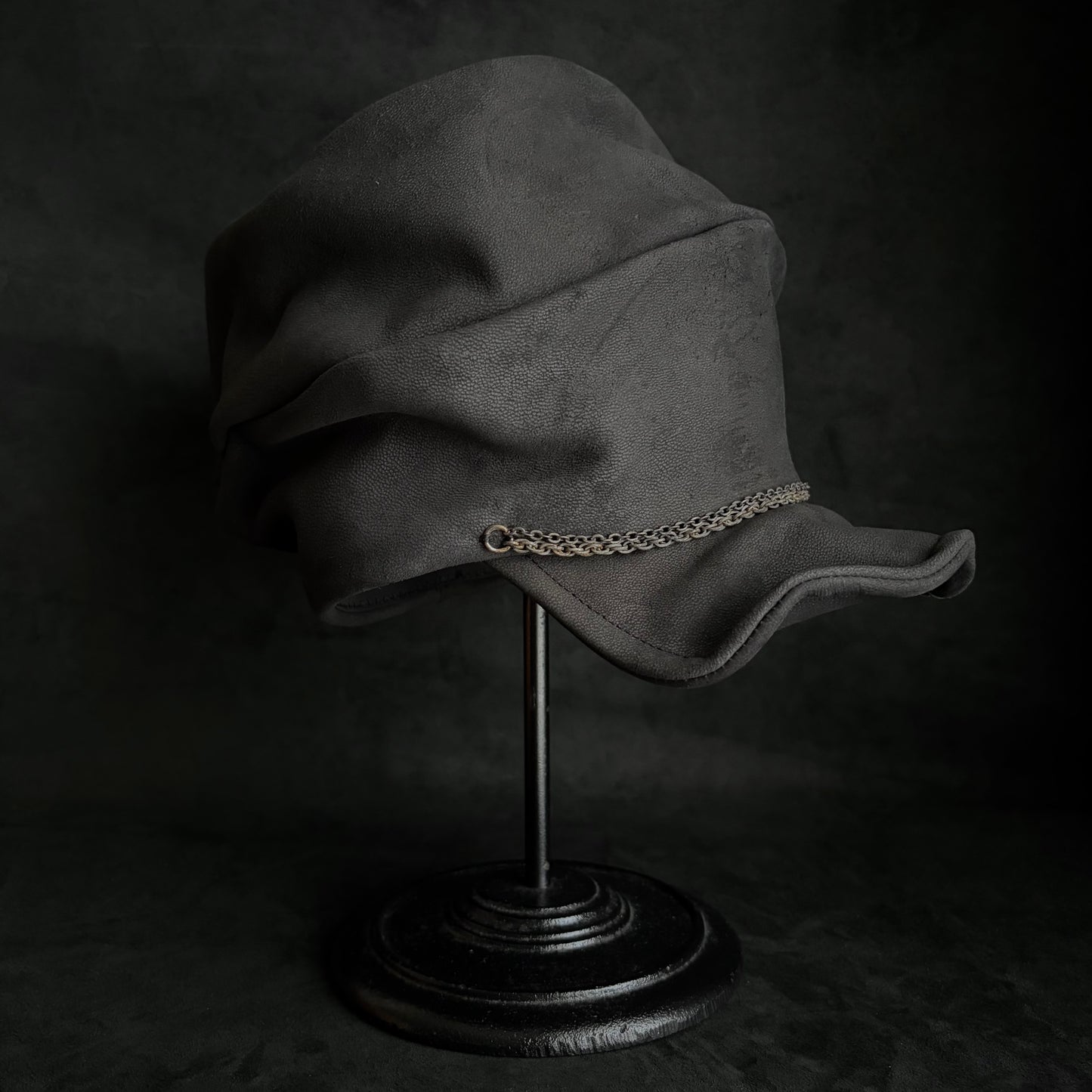 Calm leather rusty turn cap