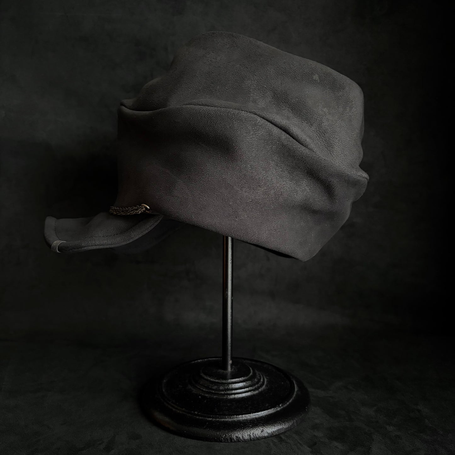 Calm leather rusty turn cap
