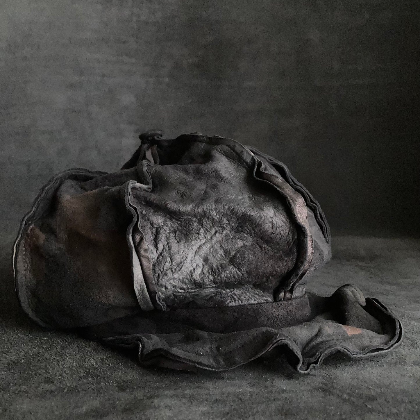 Back bleach black leather casquette