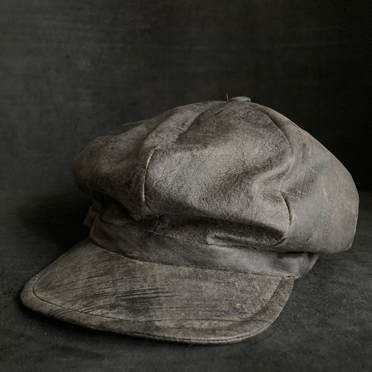 Cloudy scratches leather casquette