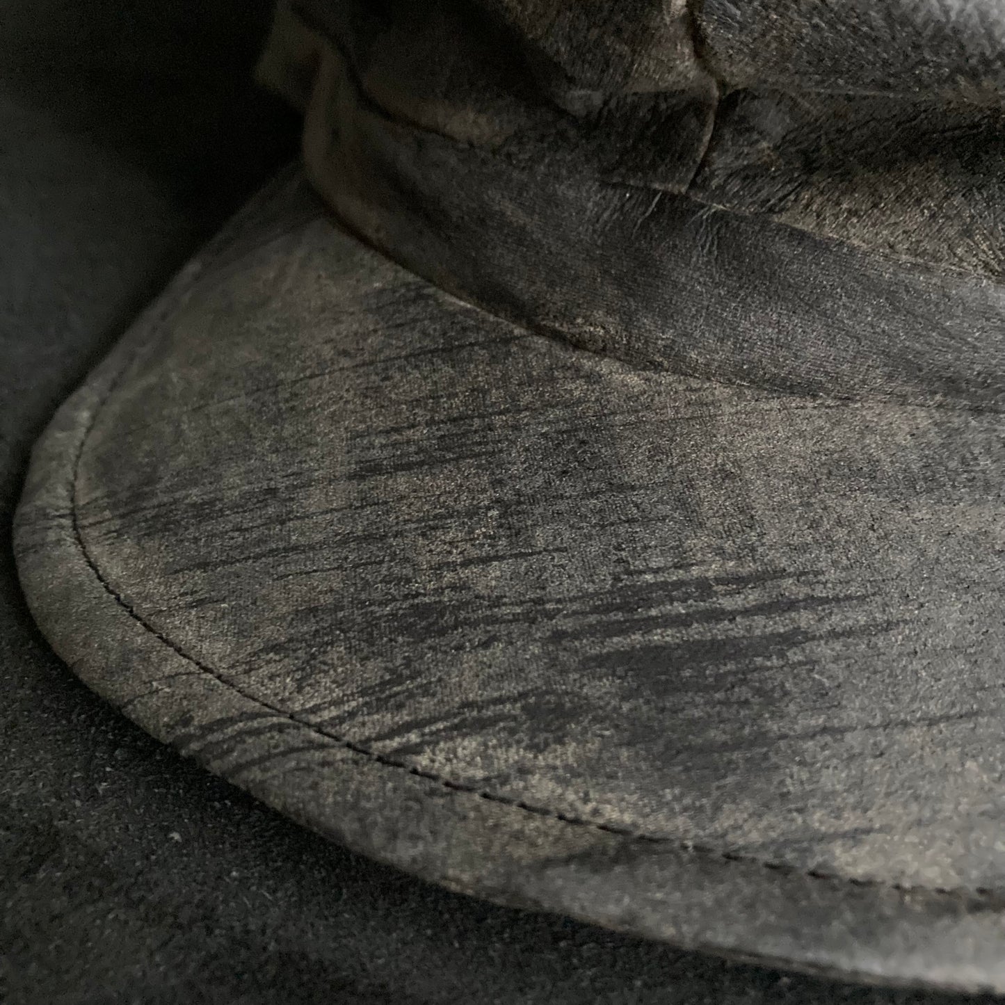 Cloudy scratches leather casquette