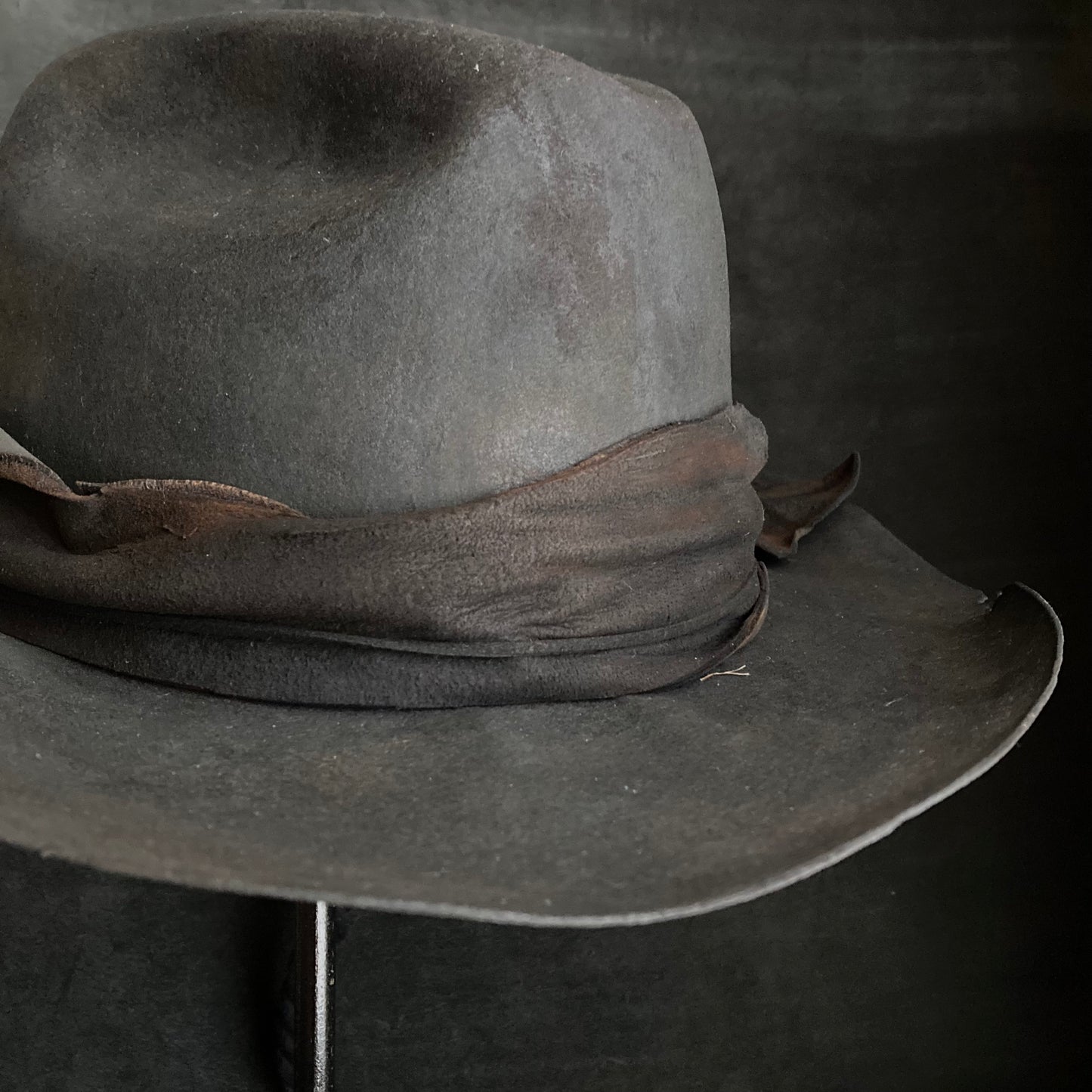 Charcoal jagged western hat (hanging rope)