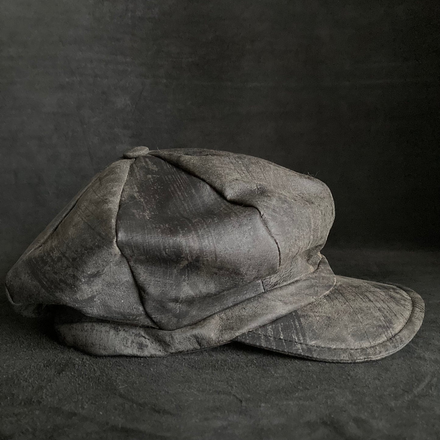 Cloudy scratches leather casquette