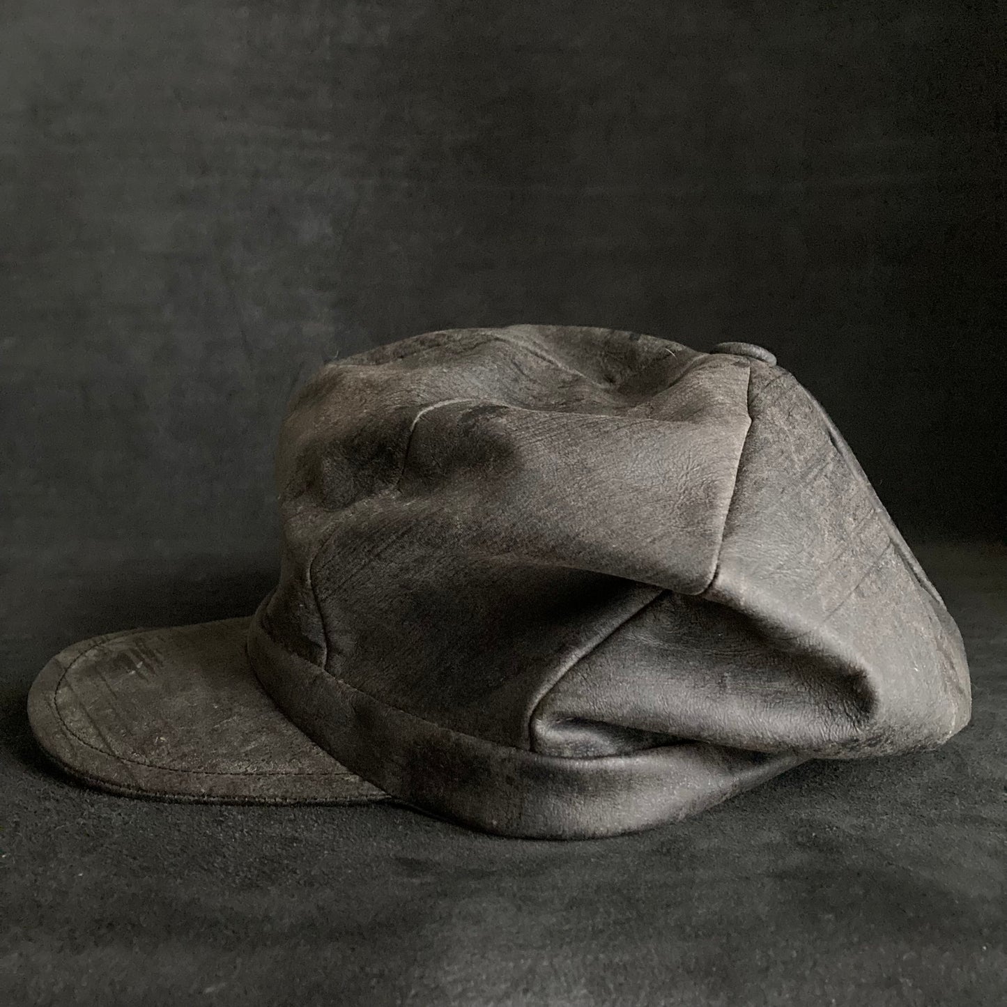 Cloudy scratches leather casquette