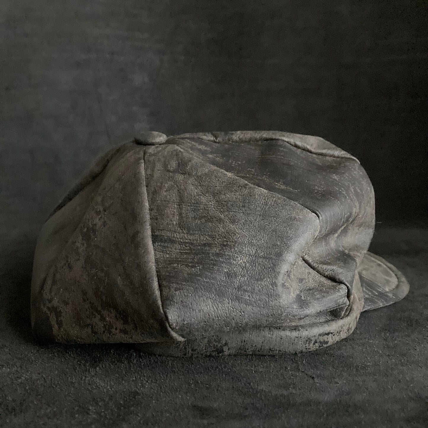 Cloudy scratches leather casquette