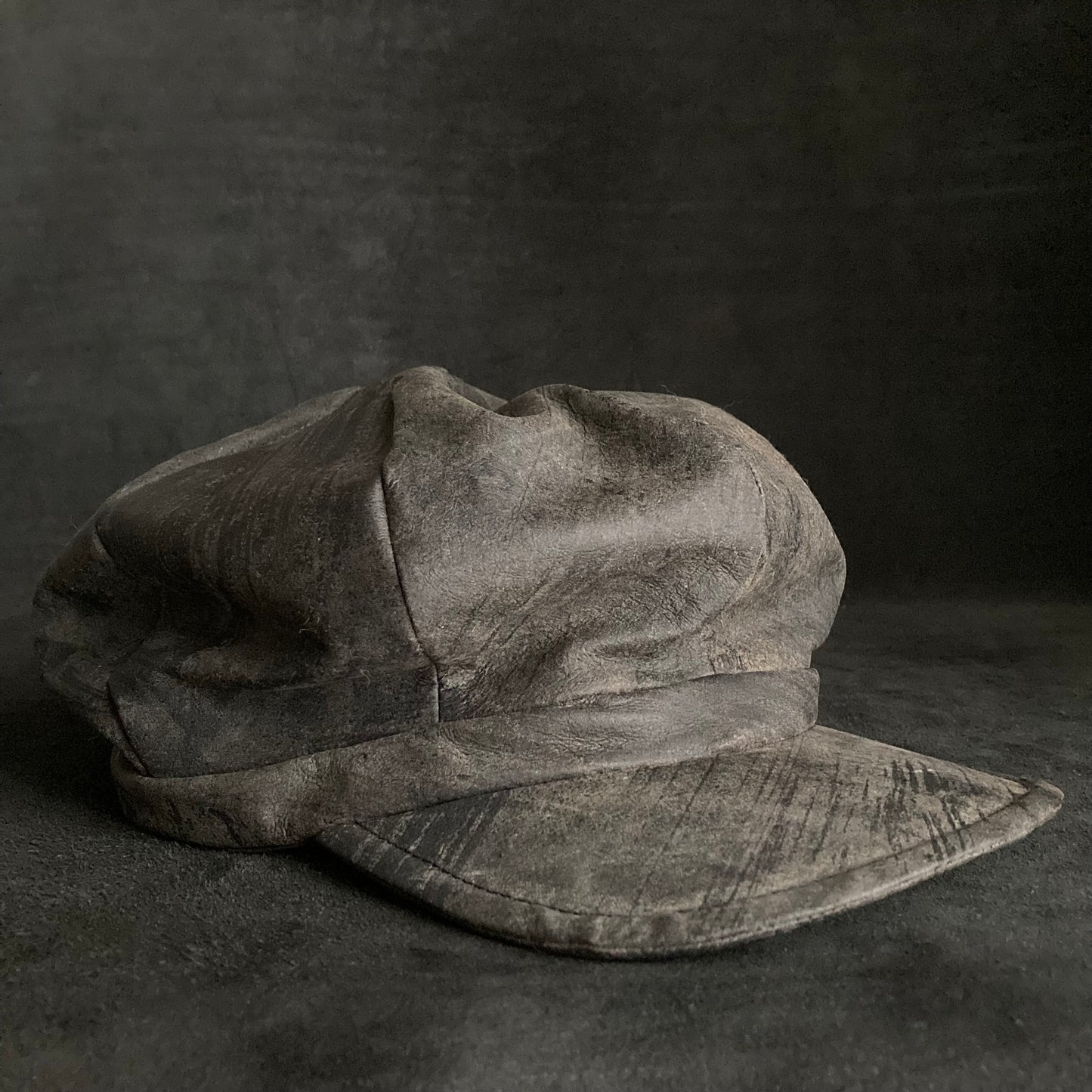 Cloudy scratches leather casquette