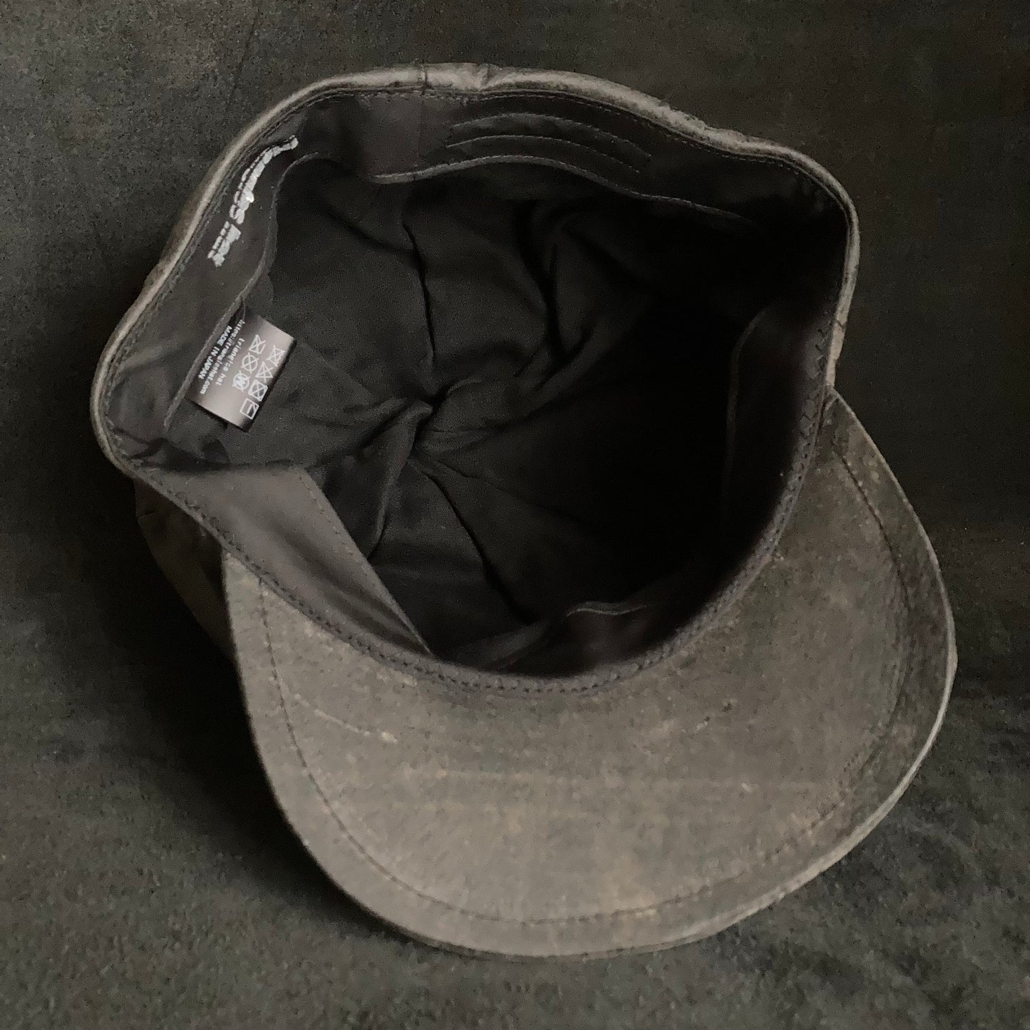 Cloudy scratches leather casquette