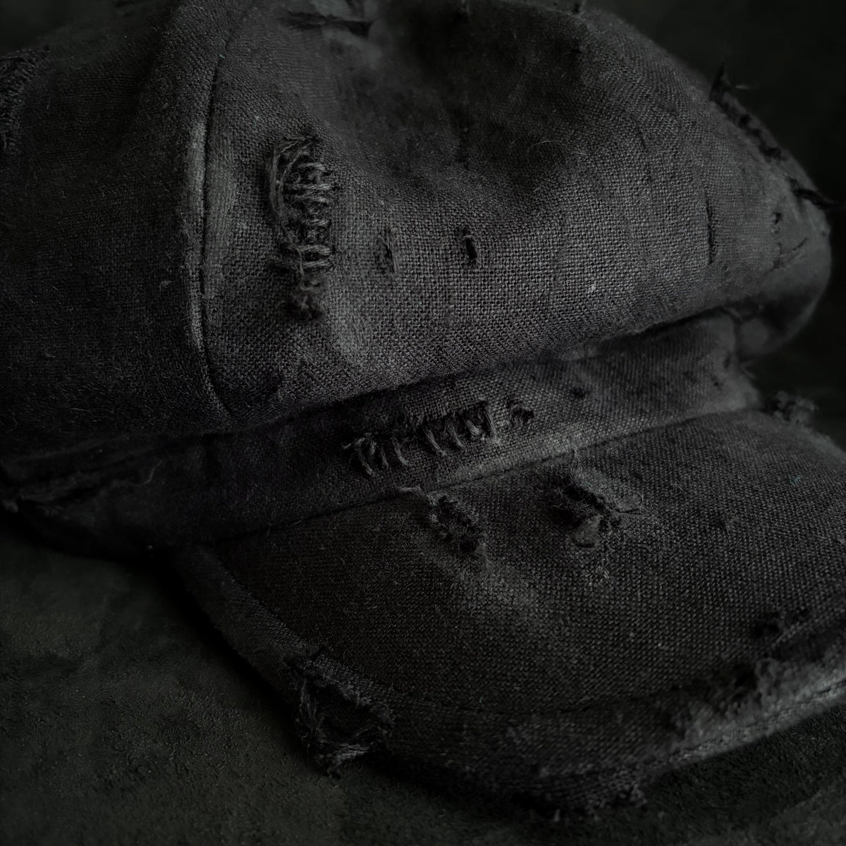 Black linen damage casquette (brim core)