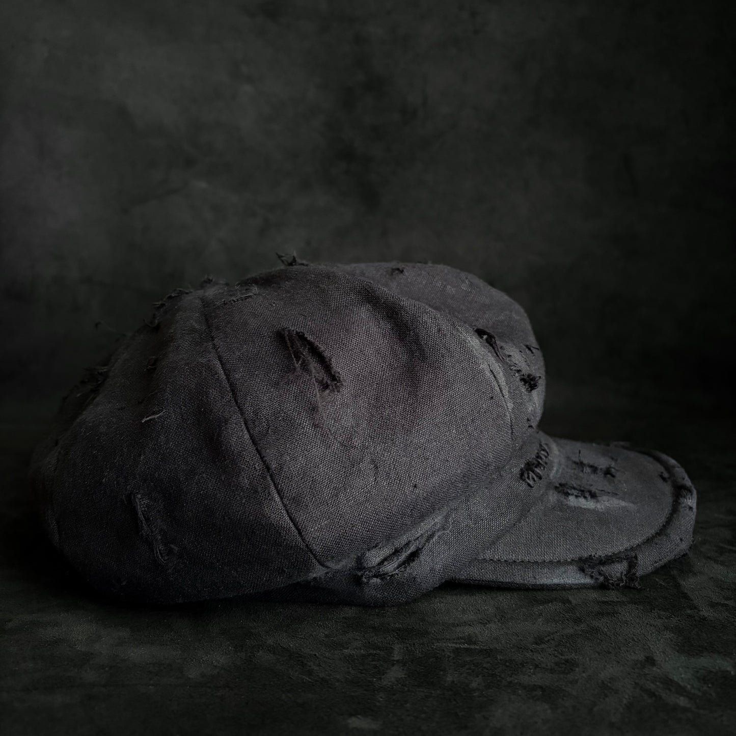 Black linen damage casquette (brim core)