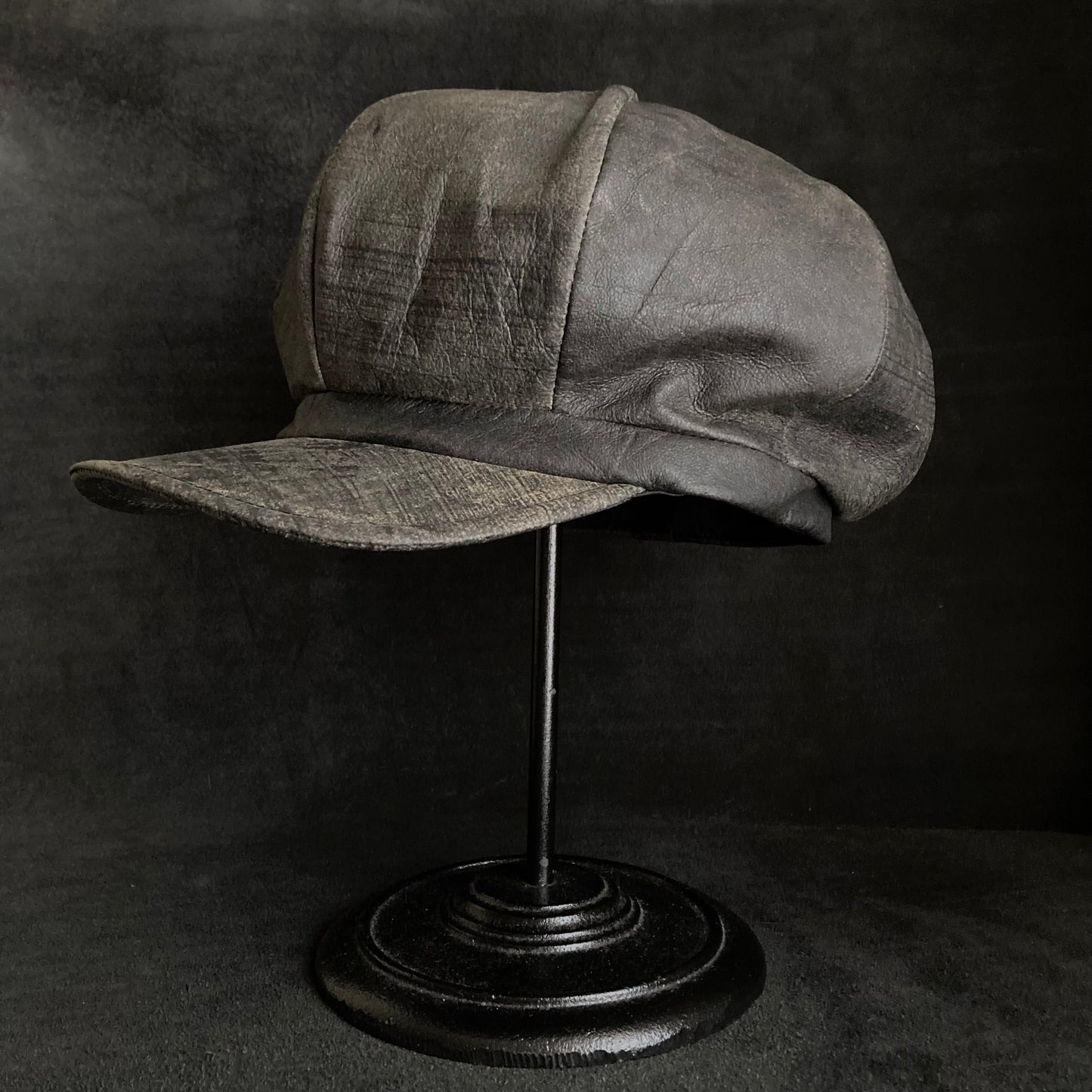 Cloudy scratches leather casquette