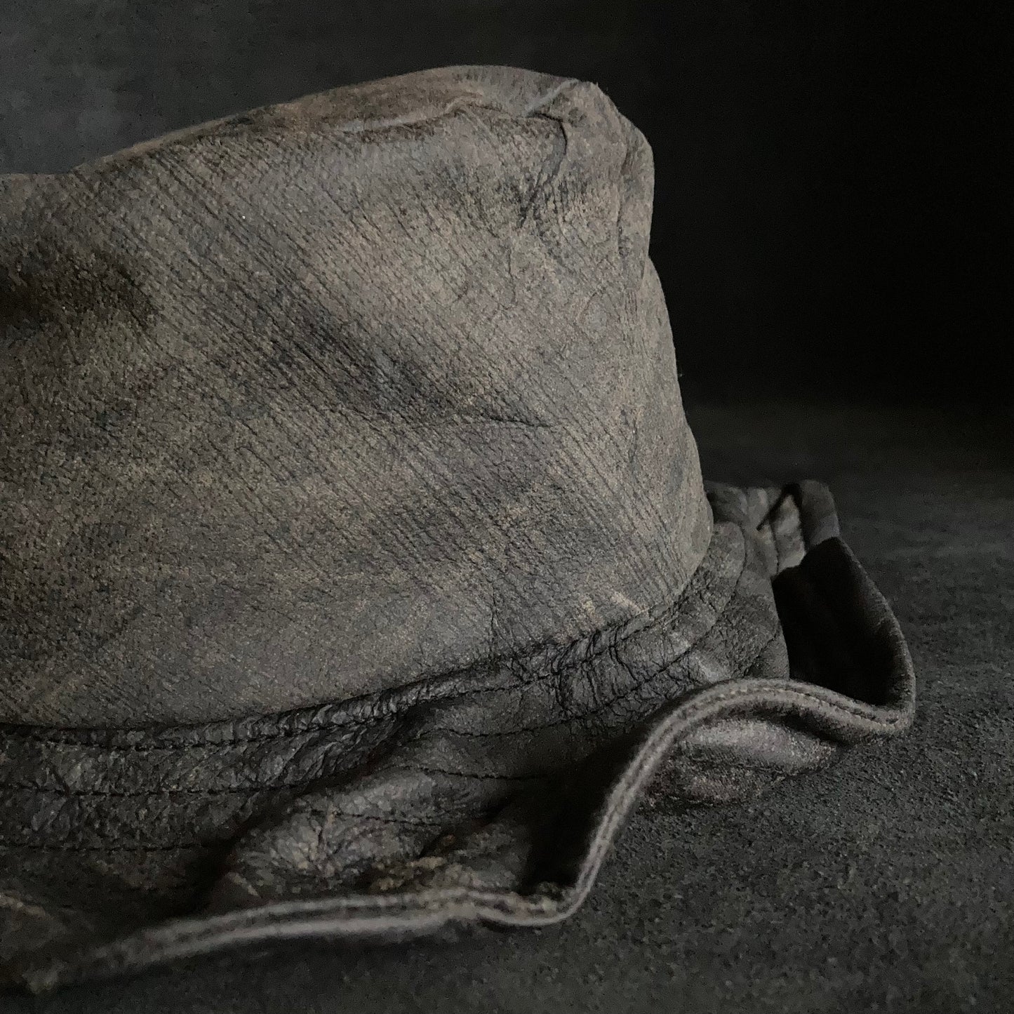 Cloudy scratches leather bucket  hat