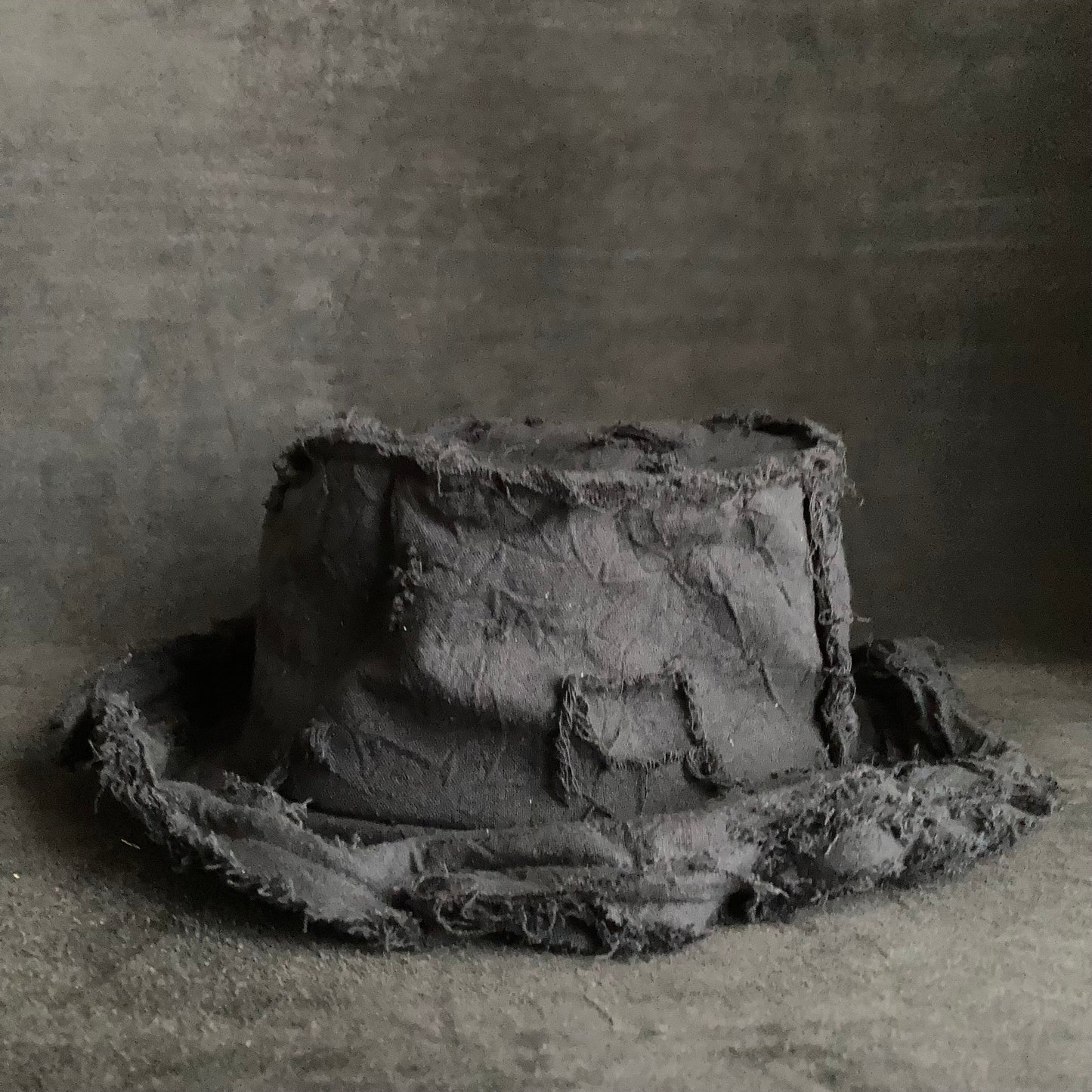 Fraying damage black cotton-linen bucket hat