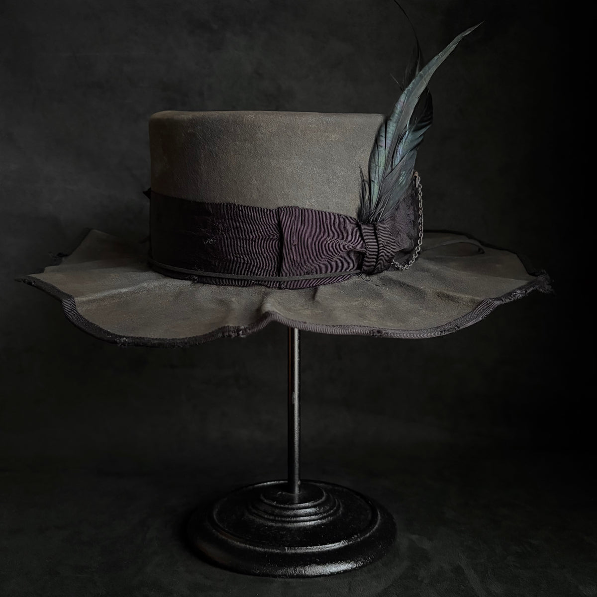 Charcoal damage line flat hat