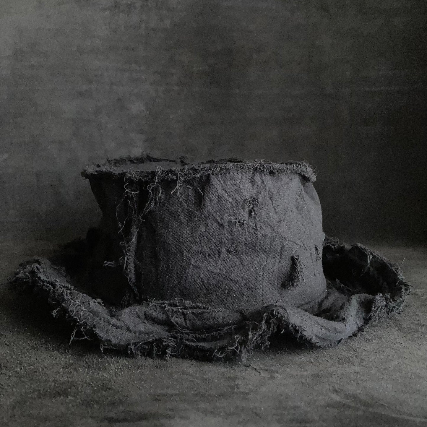 Fraying damage black cotton-linen bucket hat