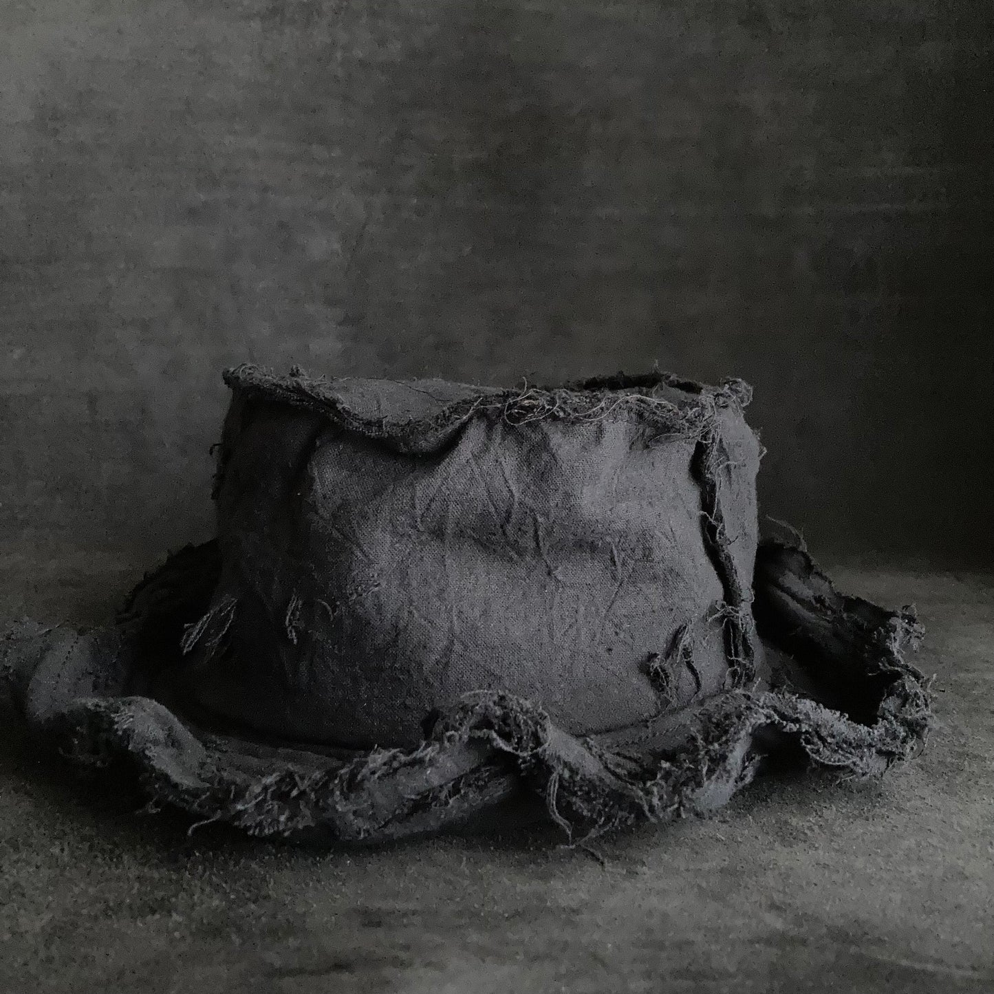 Fraying damage black cotton-linen bucket hat