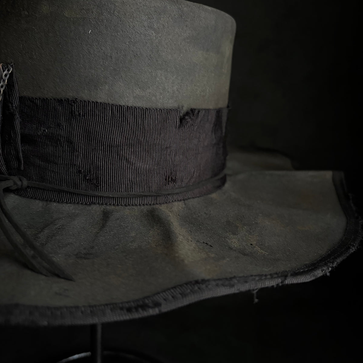 Charcoal damage line flat hat