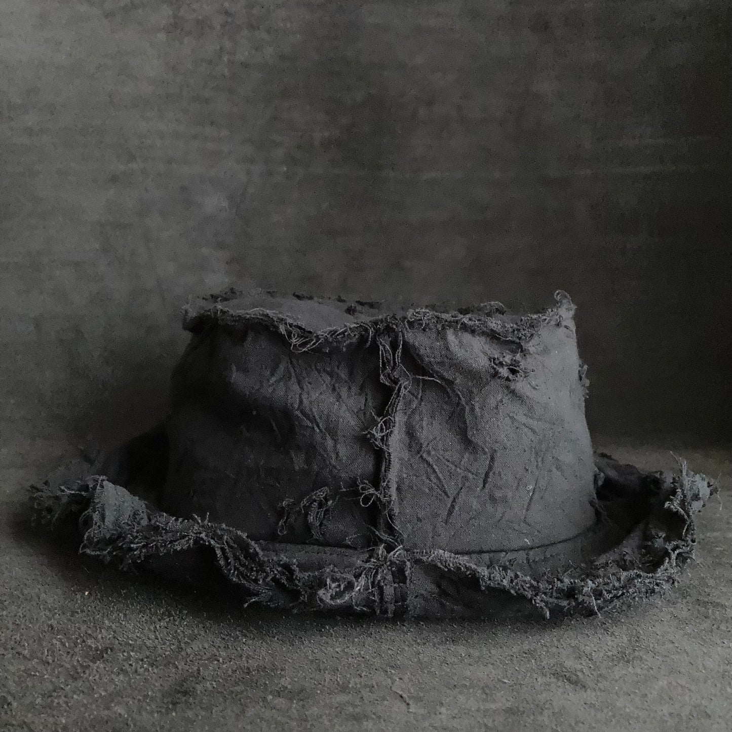 Fraying damage black cotton-linen bucket hat