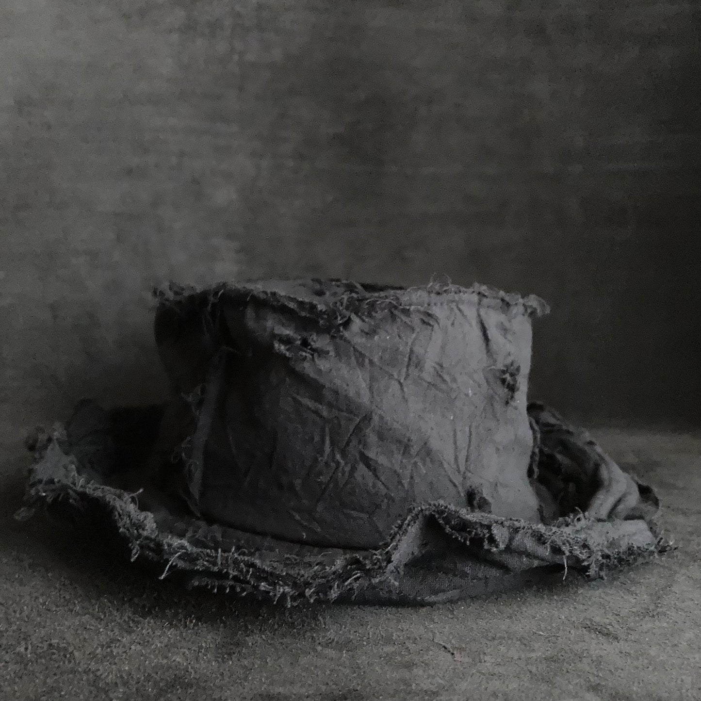 Fraying damage black cotton-linen bucket hat