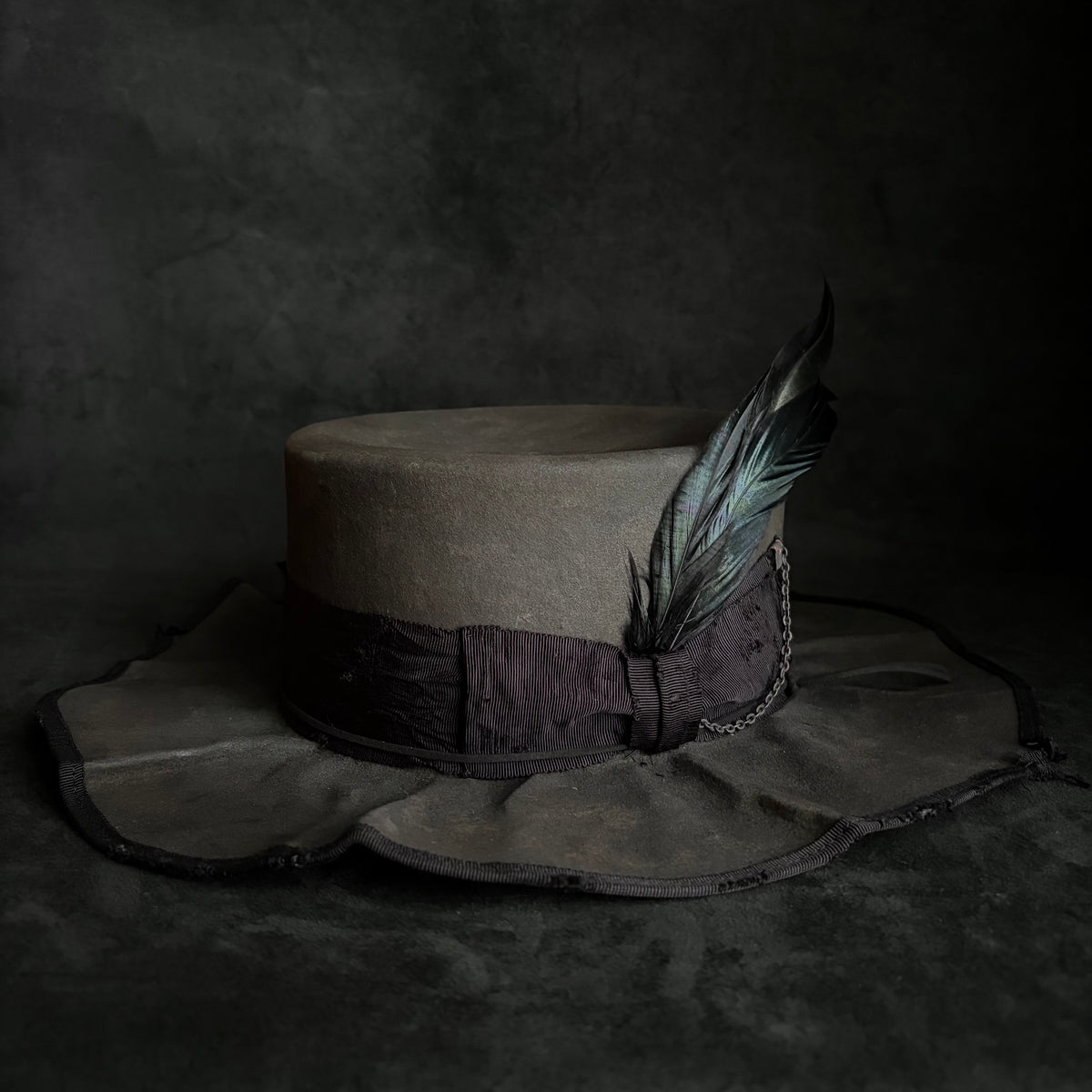 Charcoal damage line flat hat