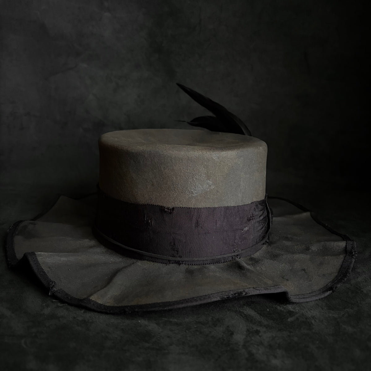 Charcoal damage line flat hat