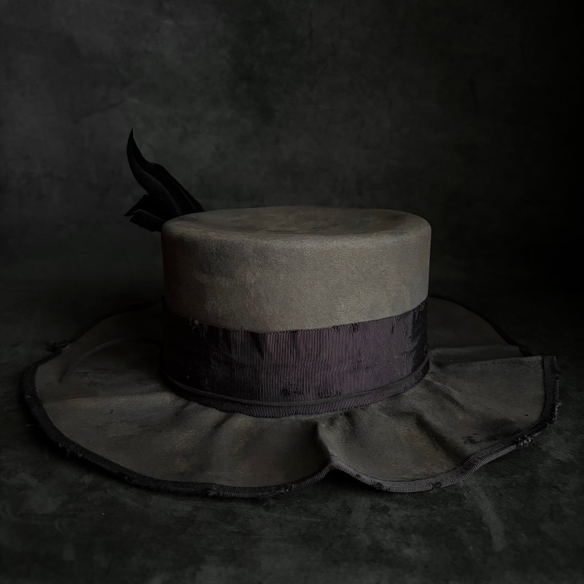 Charcoal damage line flat hat