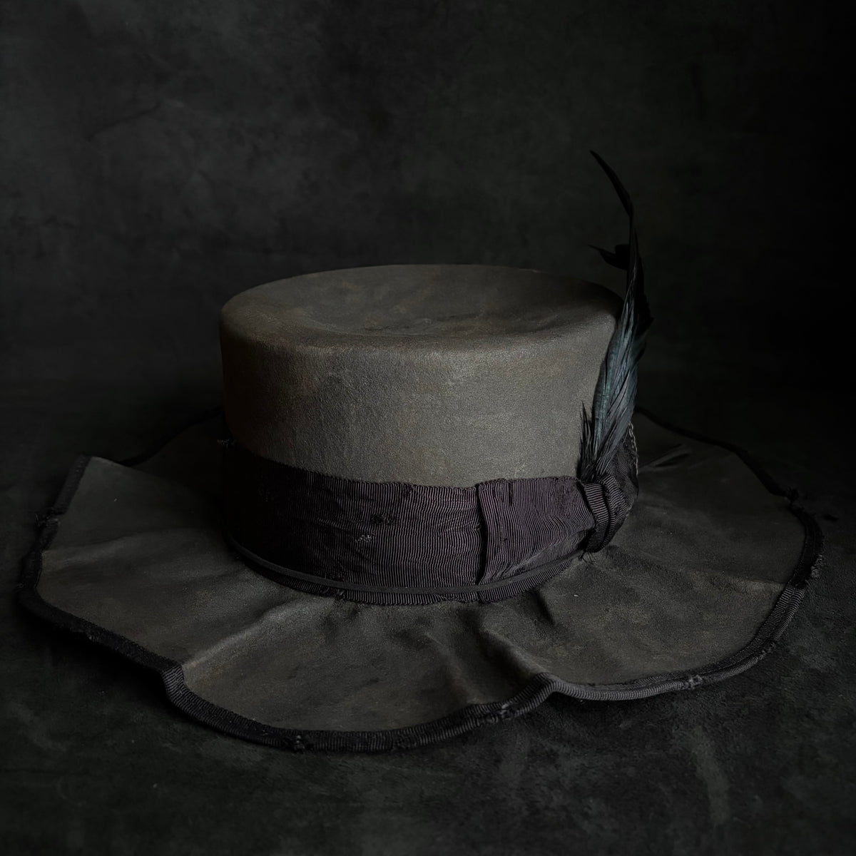 Charcoal damage line flat hat