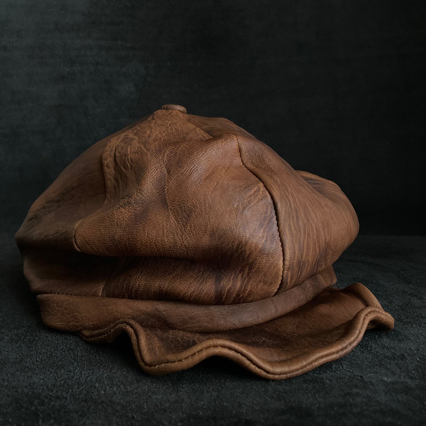 Under soil six panel leather casquette