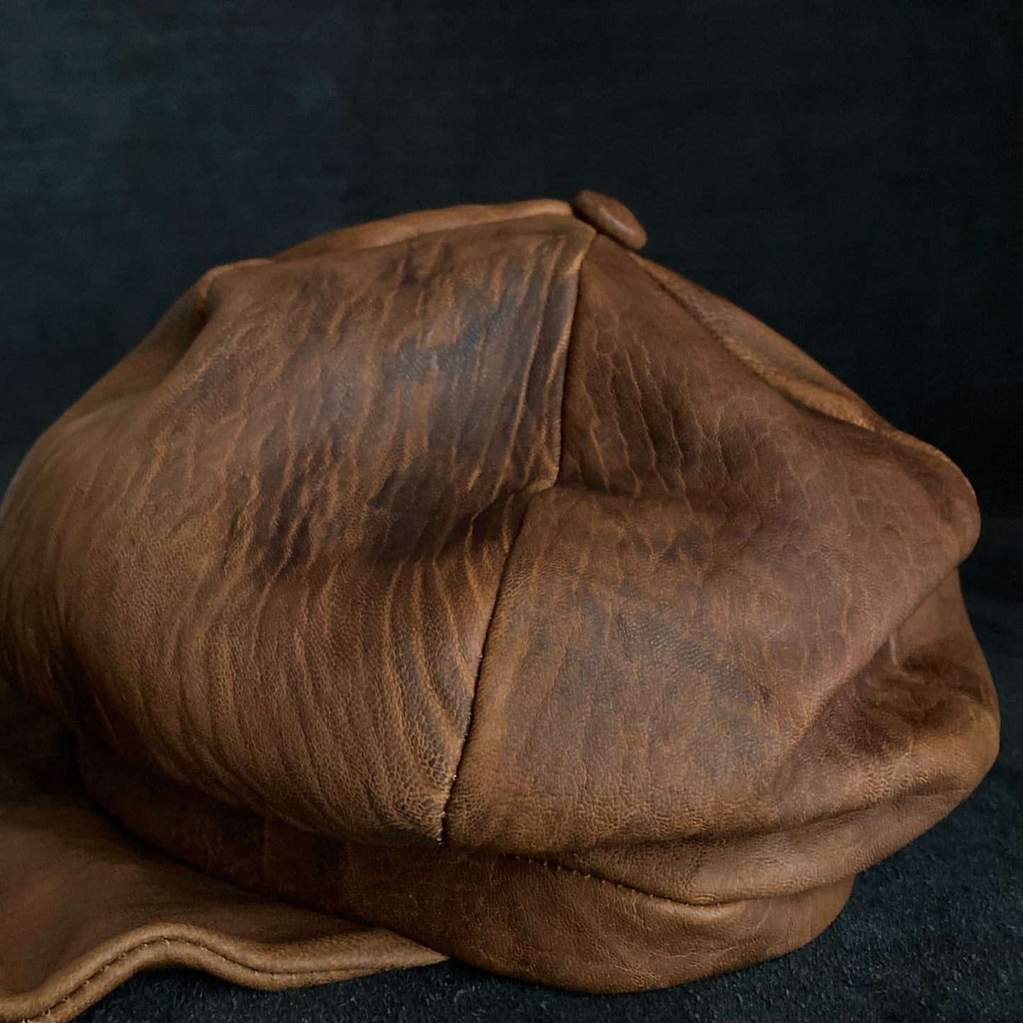 Under soil six panel leather casquette