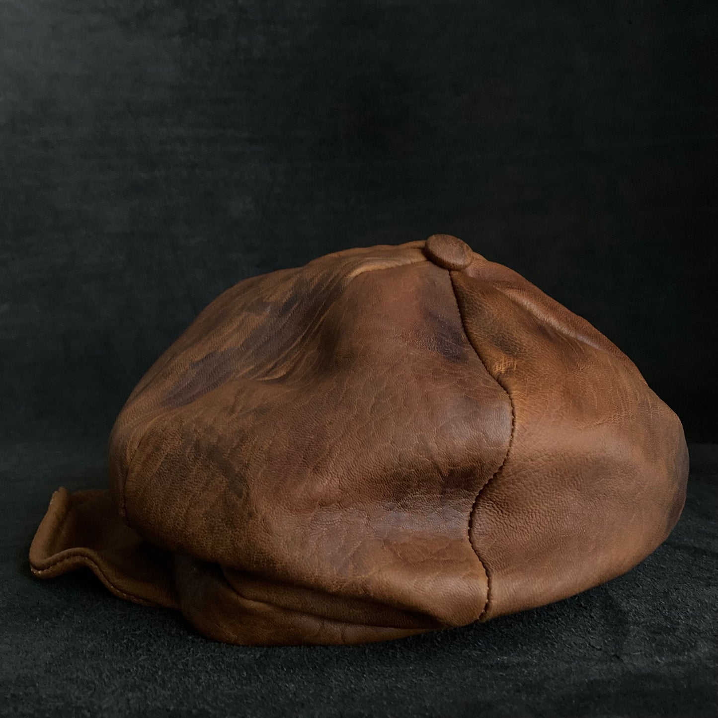 Under soil six panel leather casquette