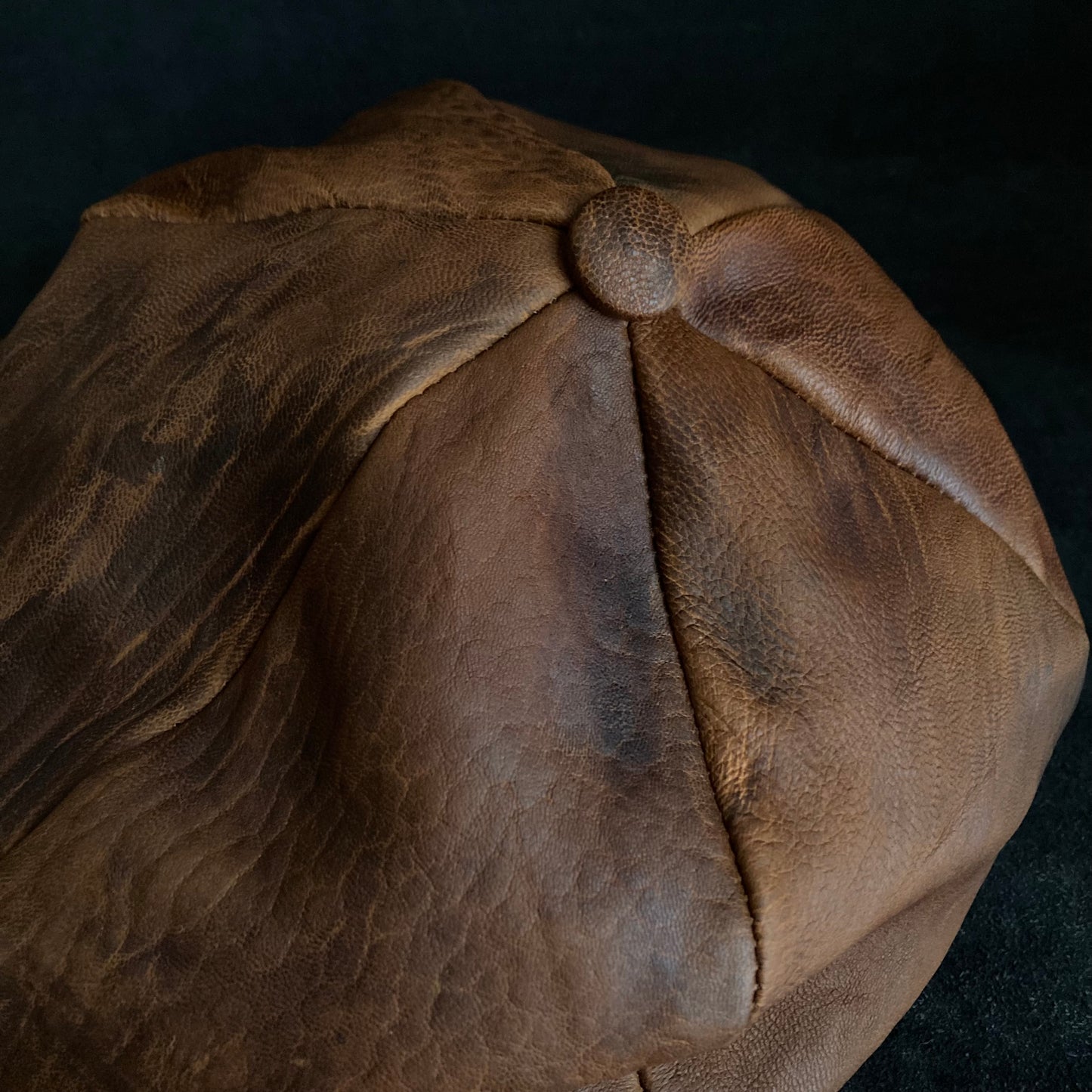 Under soil six panel leather casquette