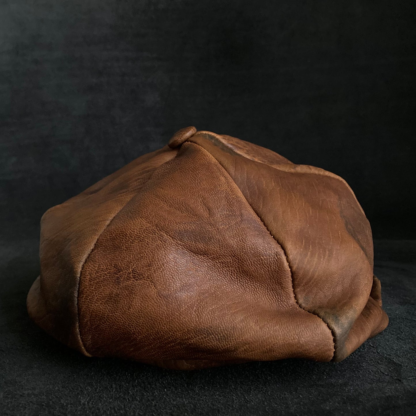 Under soil six panel leather casquette