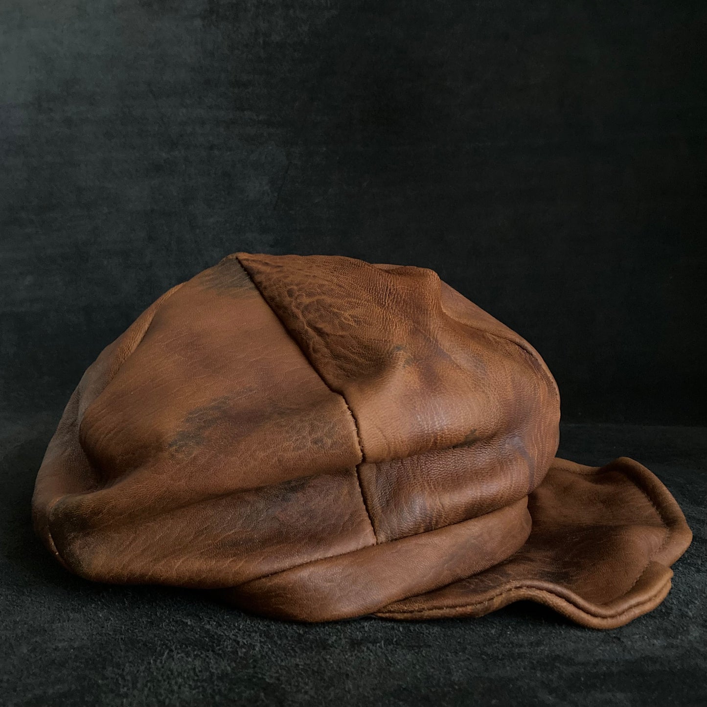 Under soil six panel leather casquette