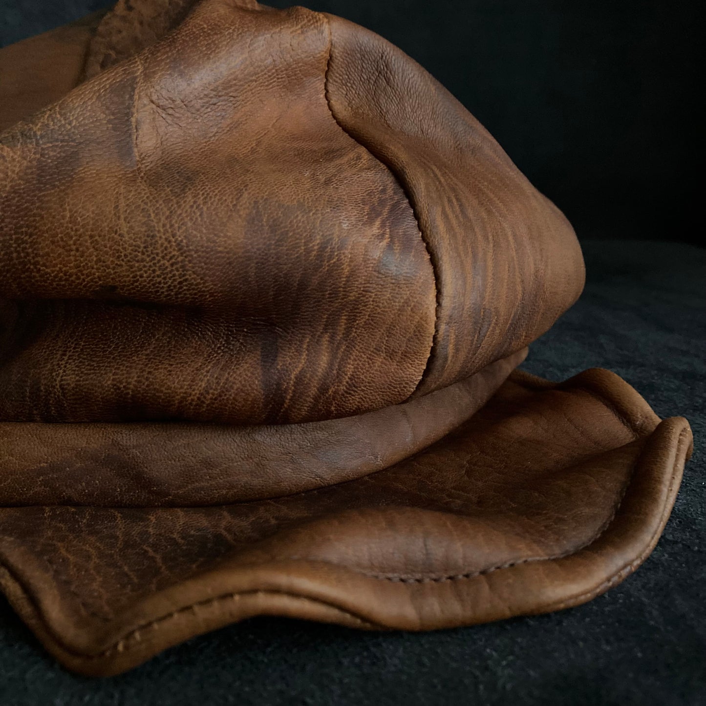 Under soil six panel leather casquette