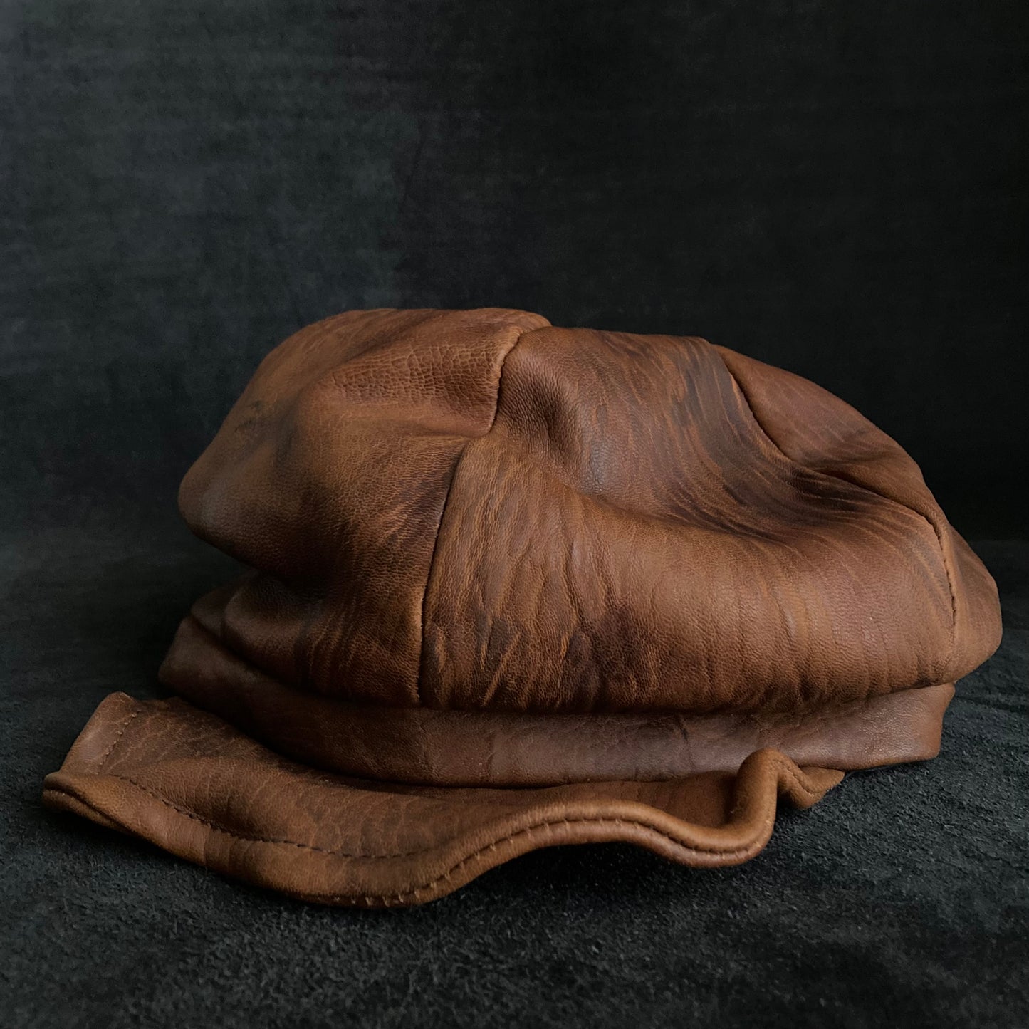 Under soil six panel leather casquette