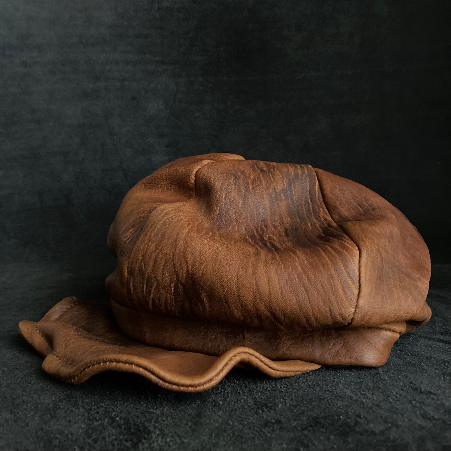 Under soil six panel leather casquette