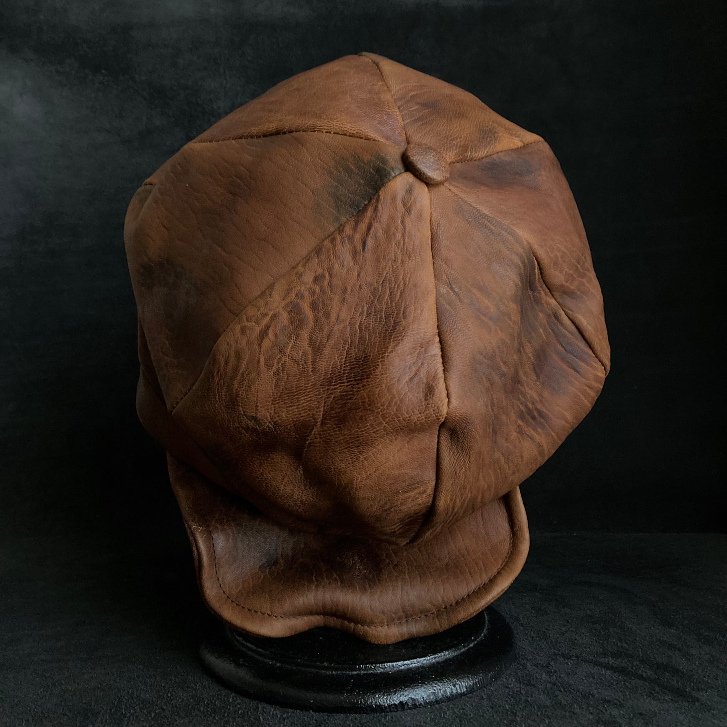 Under soil six panel leather casquette