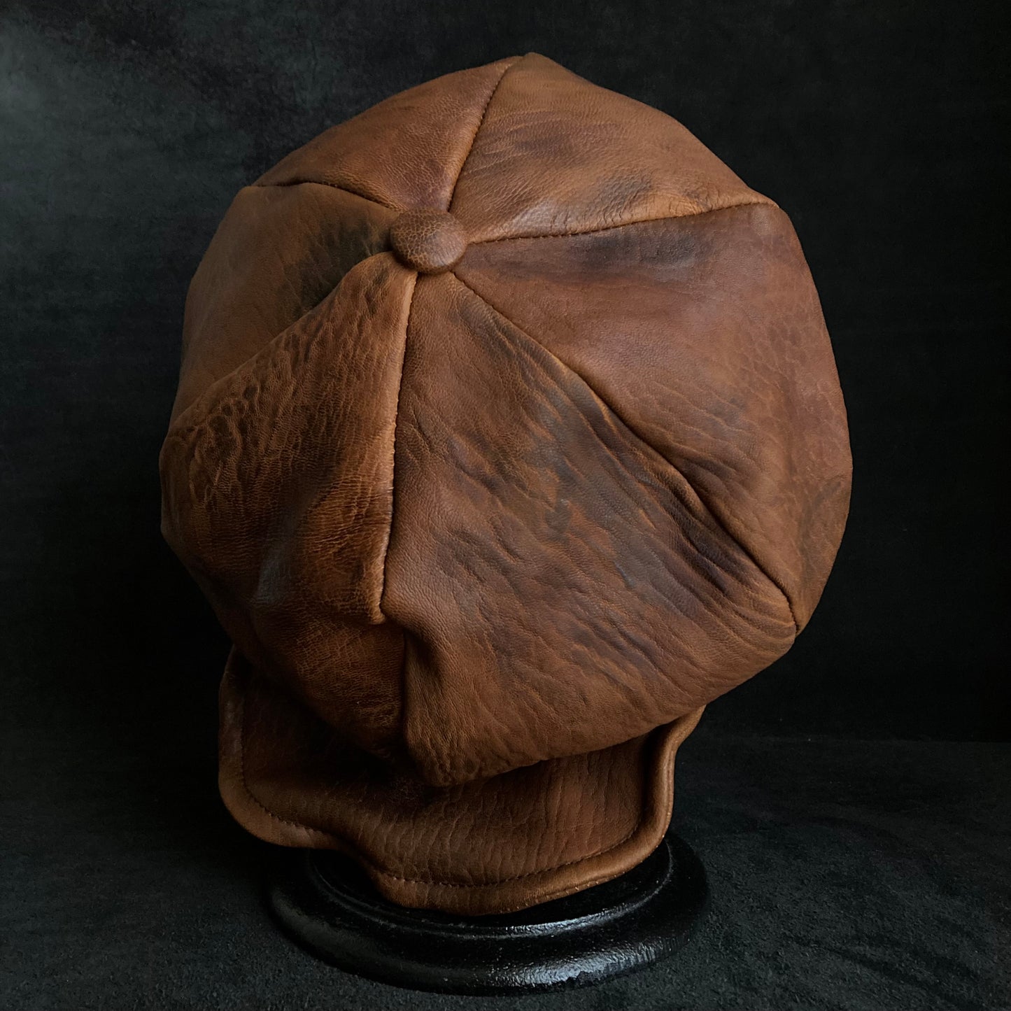 Under soil six panel leather casquette