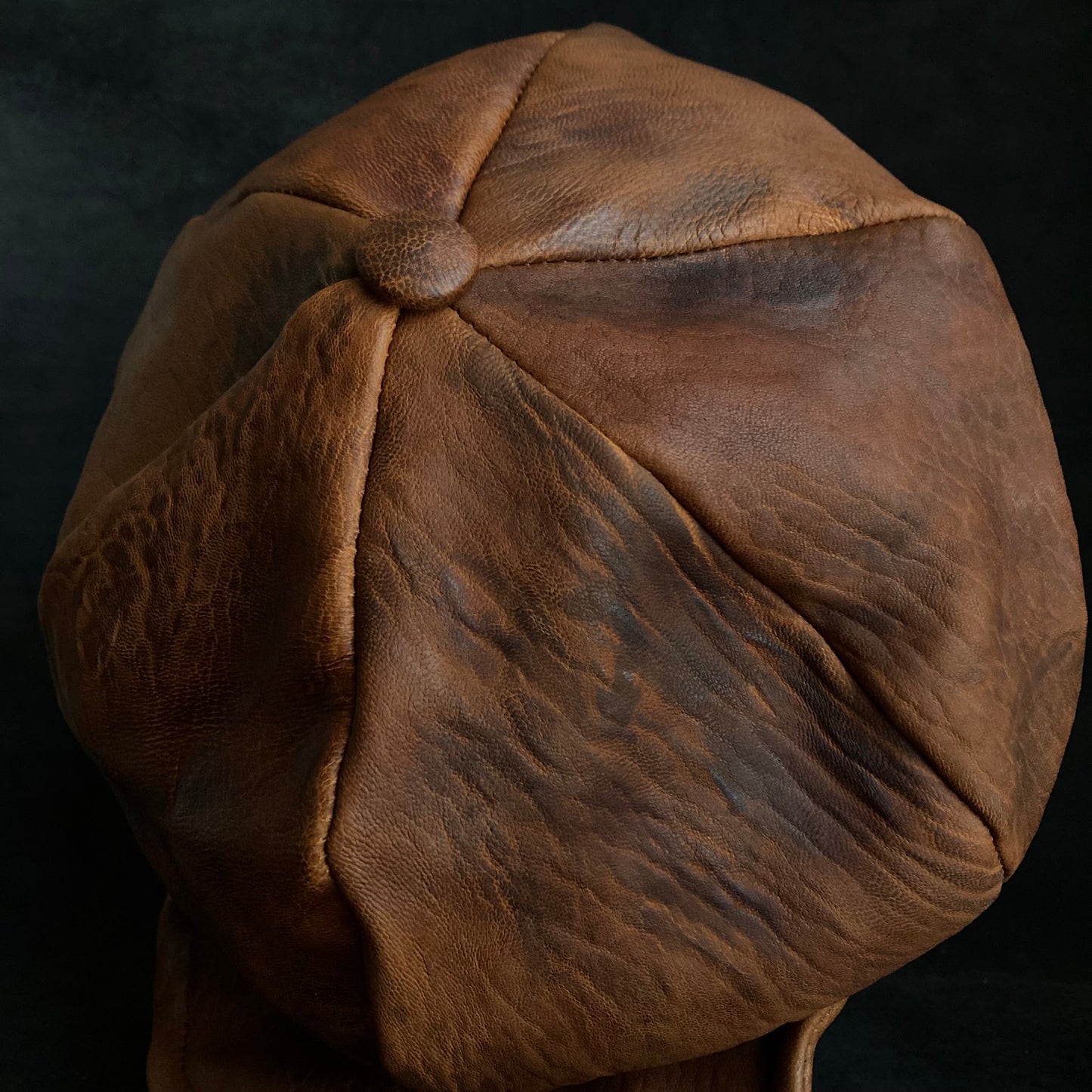 Under soil six panel leather casquette