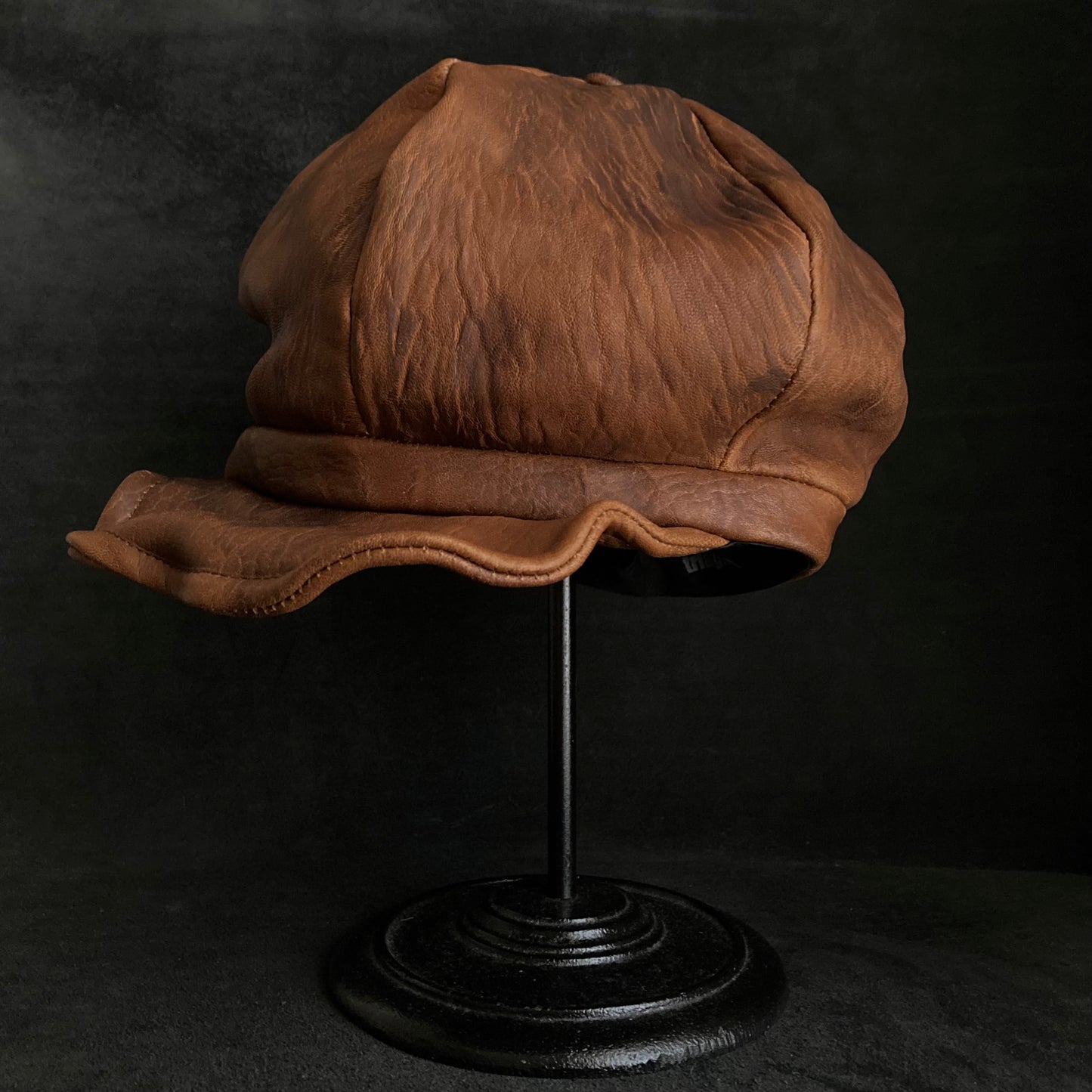 Under soil six panel leather casquette