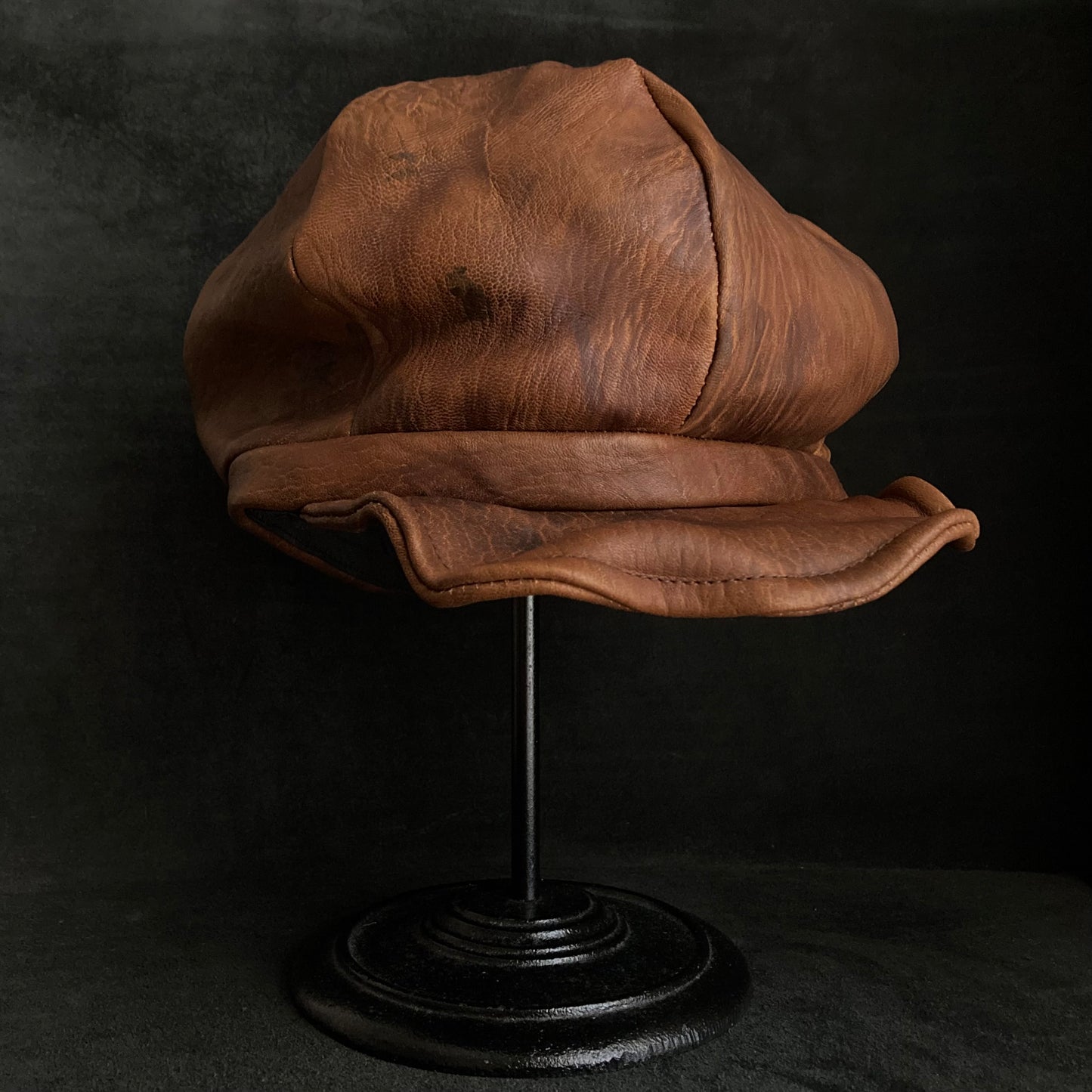 Under soil six panel leather casquette