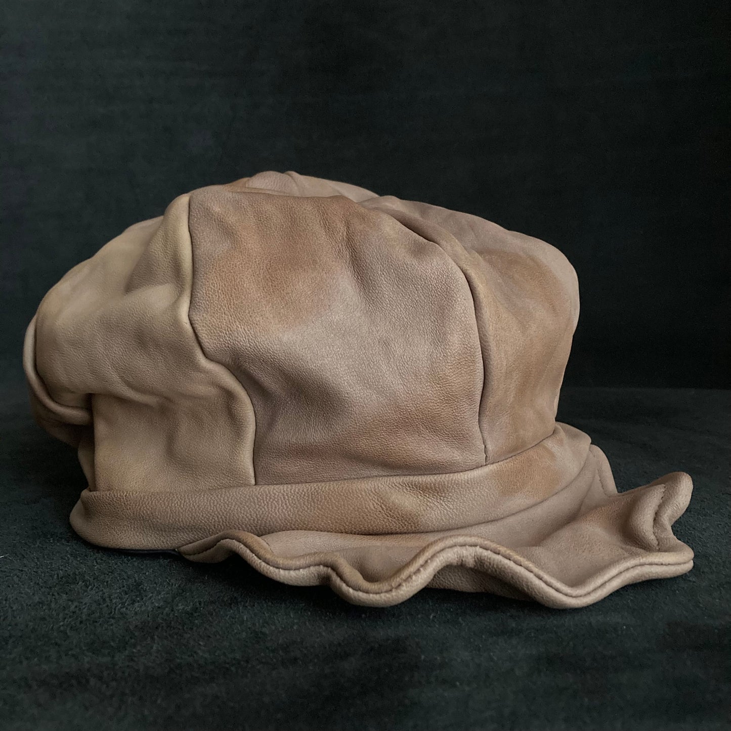 Uneven dyeing light brown leather casquette