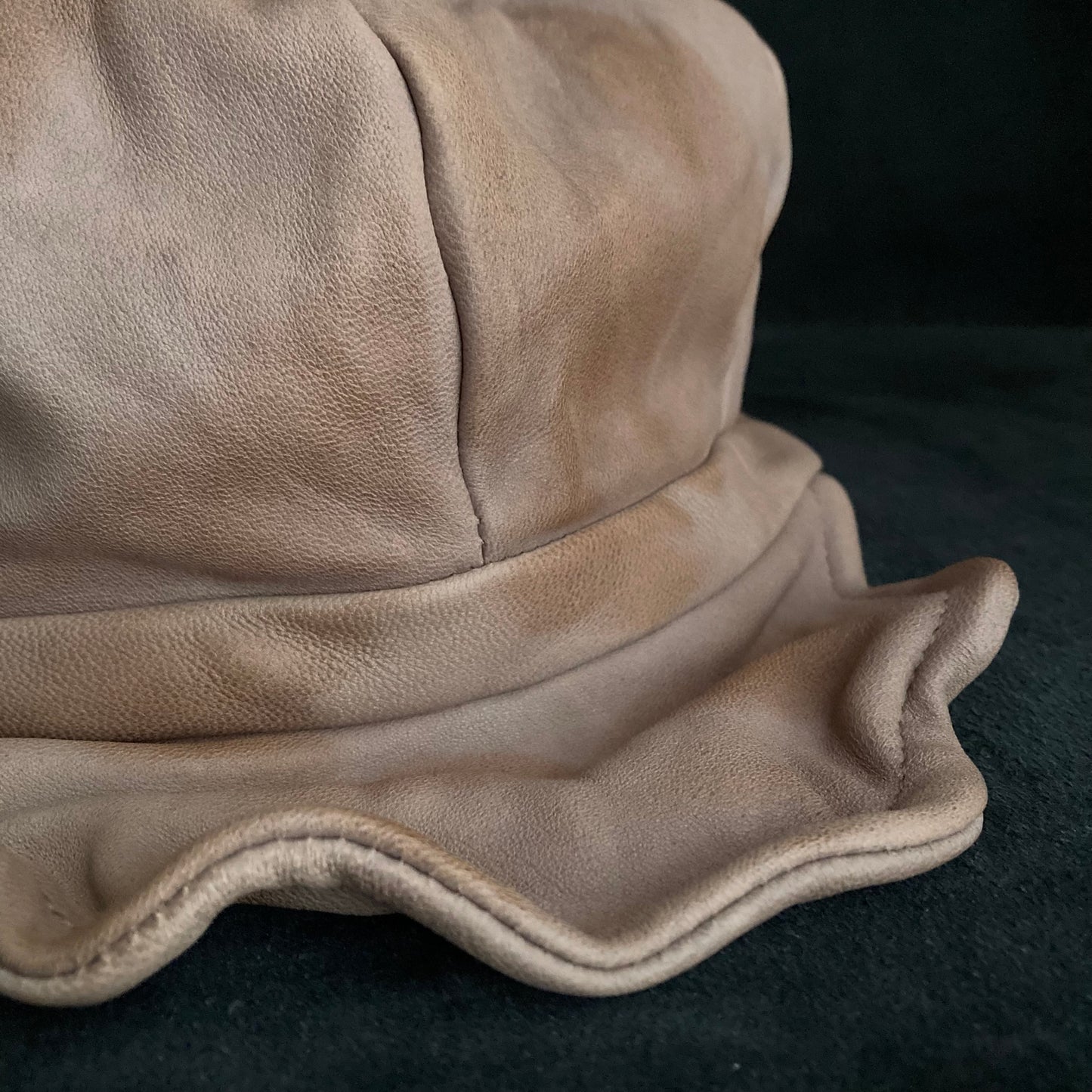 Uneven dyeing light brown leather casquette